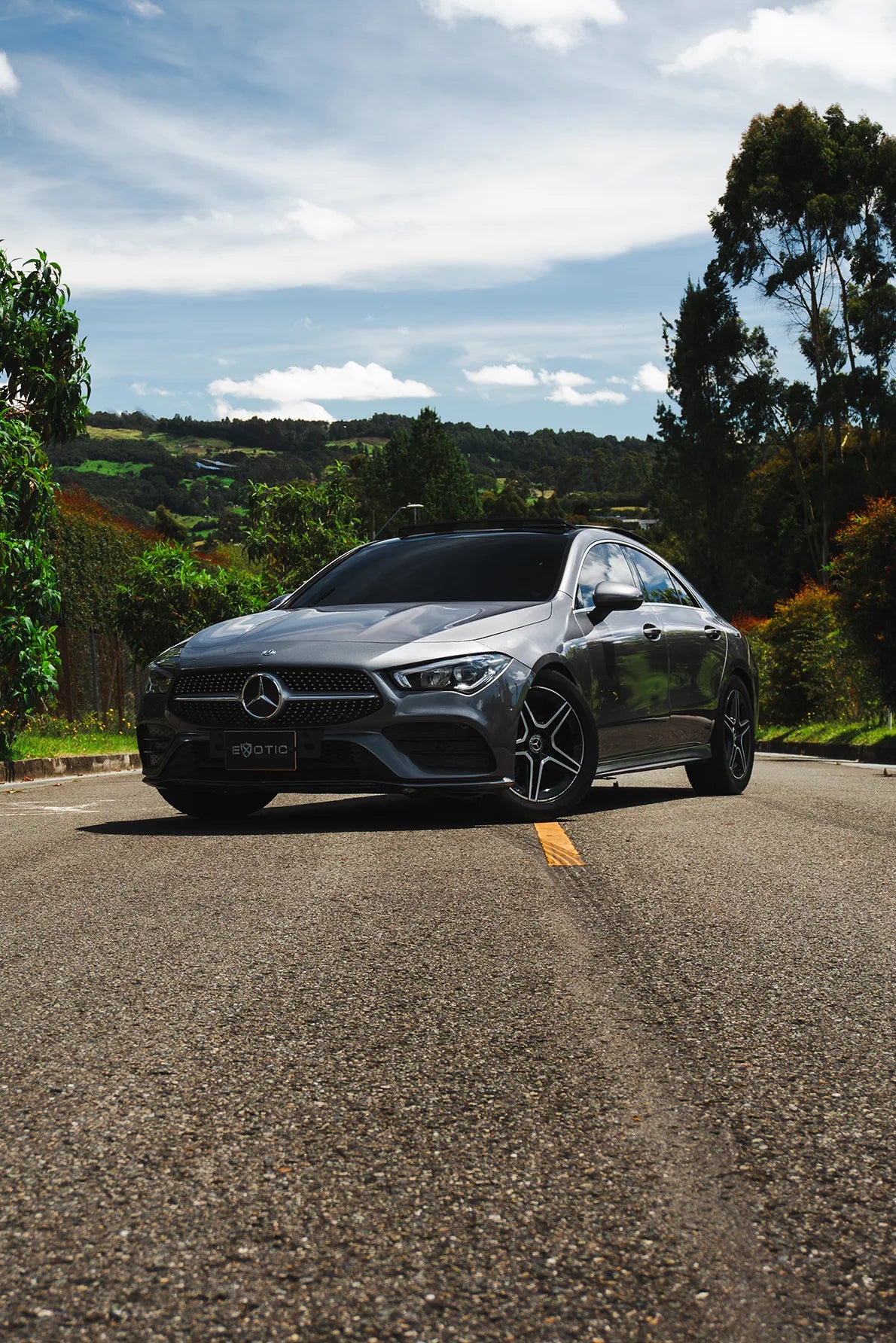 Alquiler de vehículos en Medellín - Mercedes-Benz CLA 180, vista frontal lateral