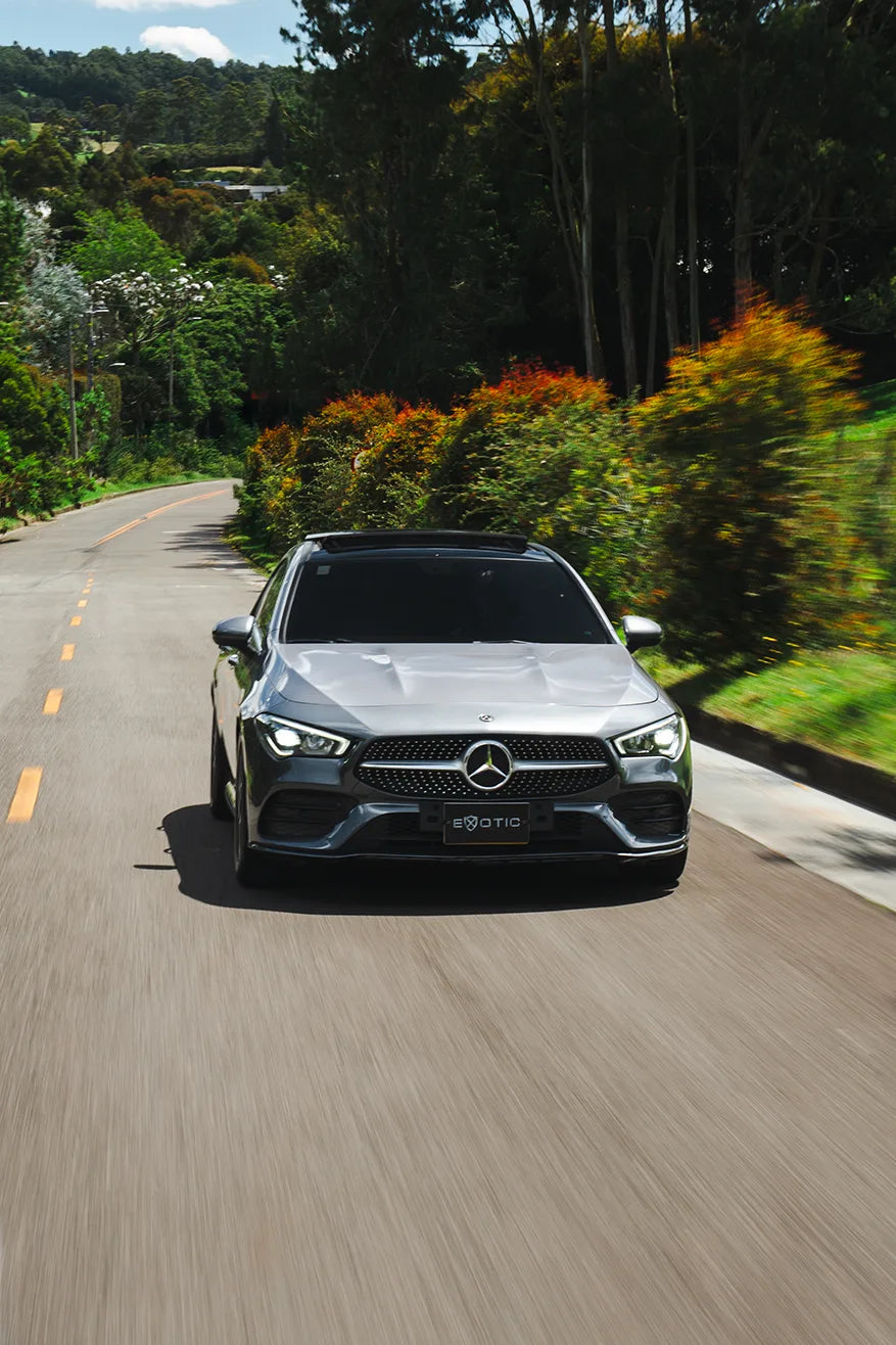Alquiler de vehículos en Medellín - Mercedes-Benz CLA 180, de frente en movimiento