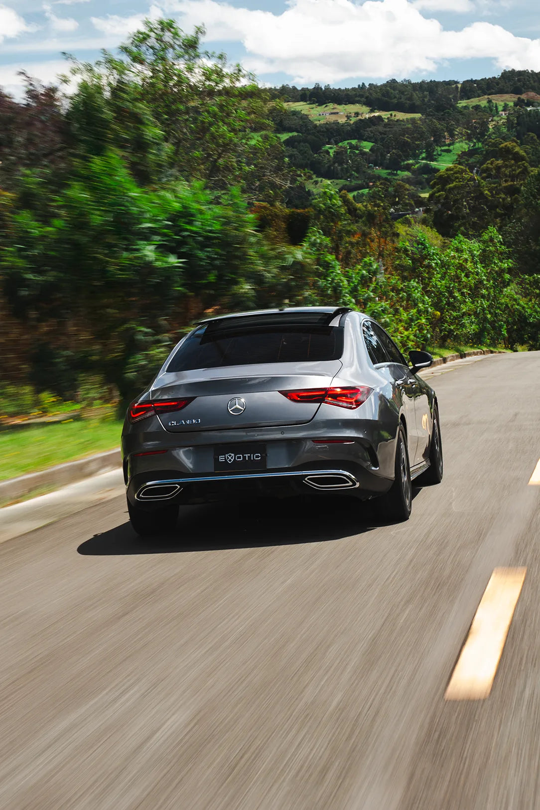 Alquiler de vehículos en Medellín - Mercedes-Benz CLA 180, vista lateral en movimiento