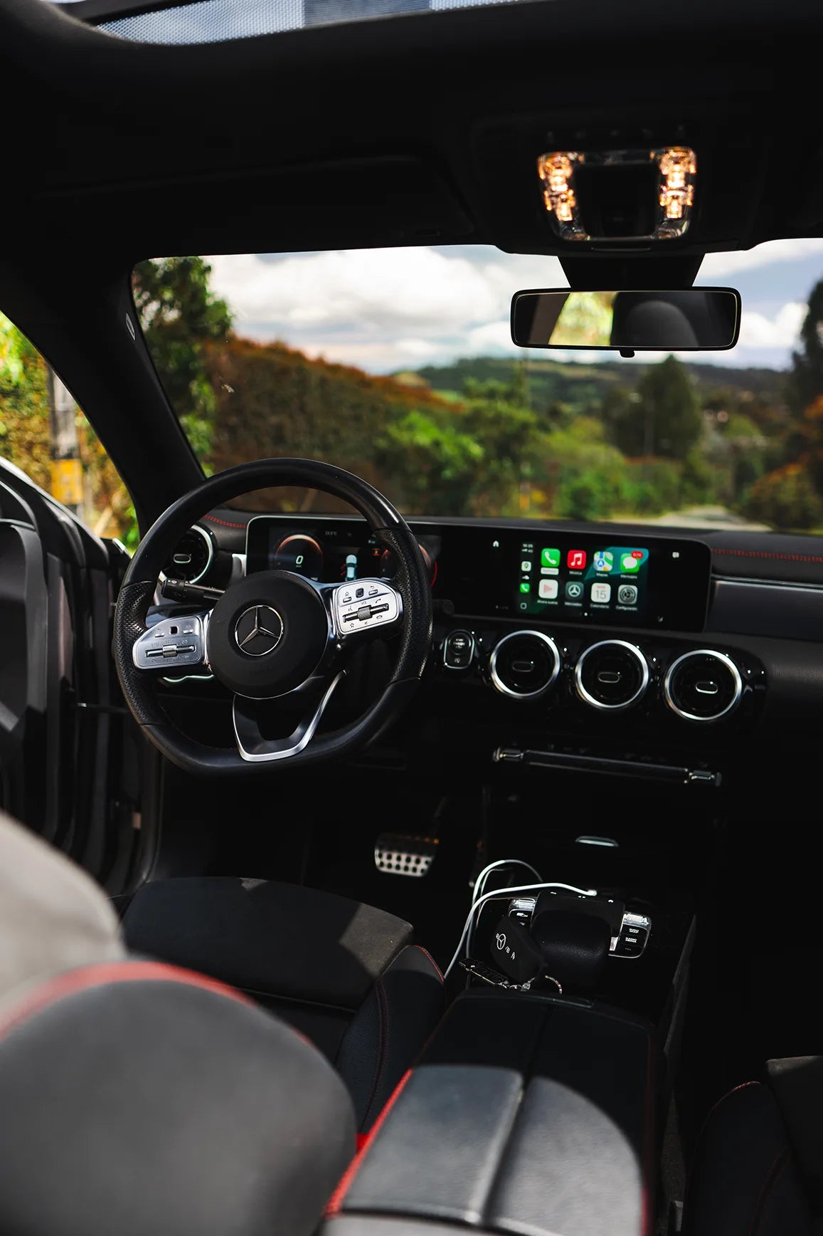 Alquiler de vehículos en Medellín - Mercedes-Benz CLA 180, tablero y volante