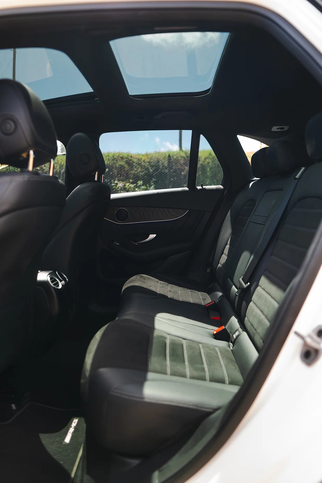 Alquiler de vehículos en Medellín - Mercedes-Benz GLC 300 Híbrida, asientos traseros