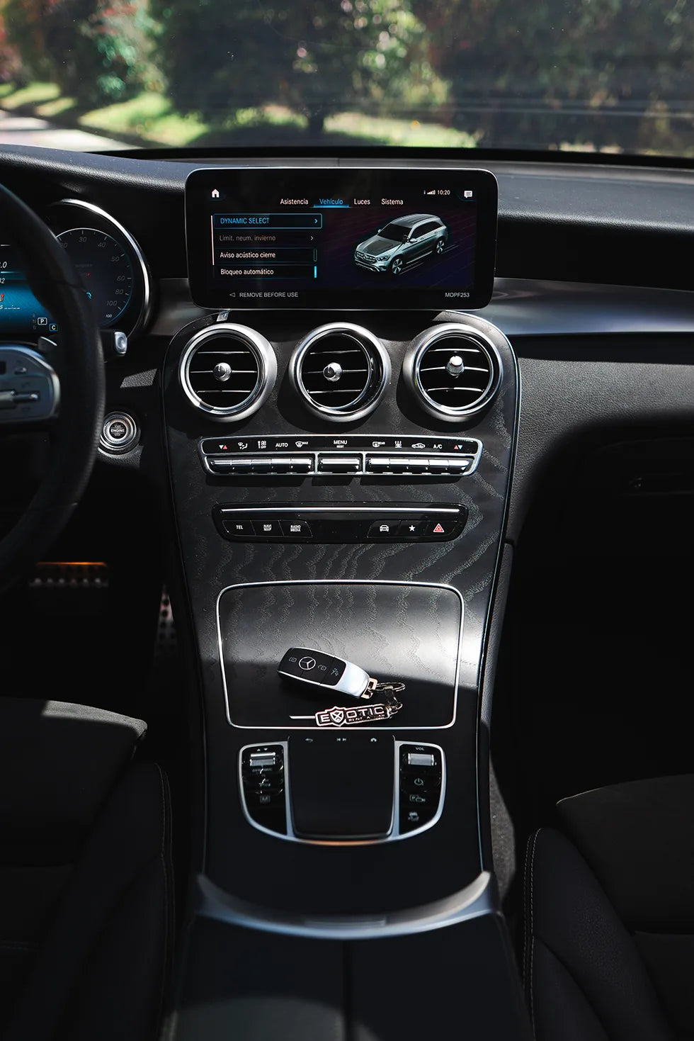Alquiler de vehículos en Medellín - Mercedes-Benz GLC 300 Híbrida, consola central (2)