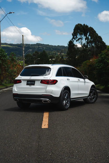 Alquiler de vehículos en Medellín - Mercedes-Benz GLC 300 Híbrida, vista frontal lateral (2)
