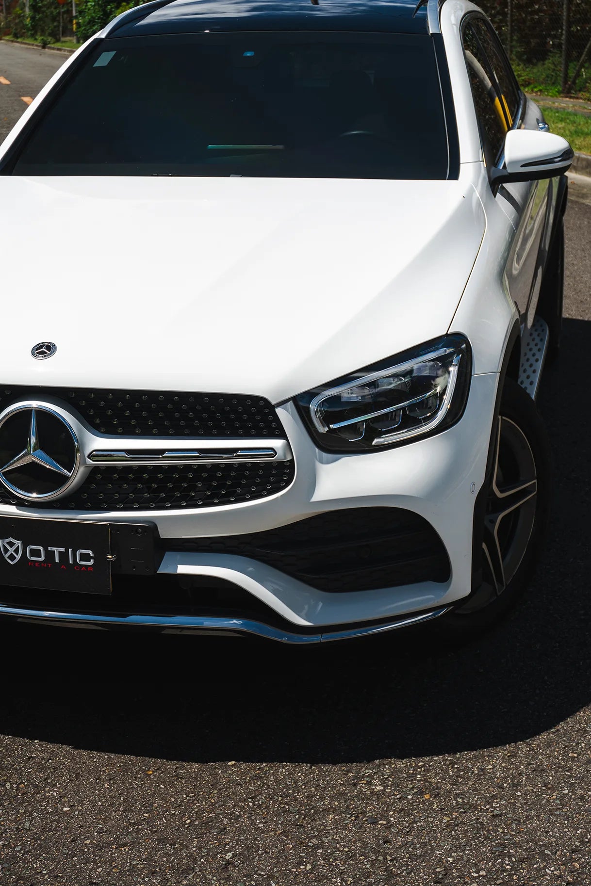 Alquiler de vehículos en Medellín - Mercedes-Benz GLC 300 Híbrida, vista frontal lateral