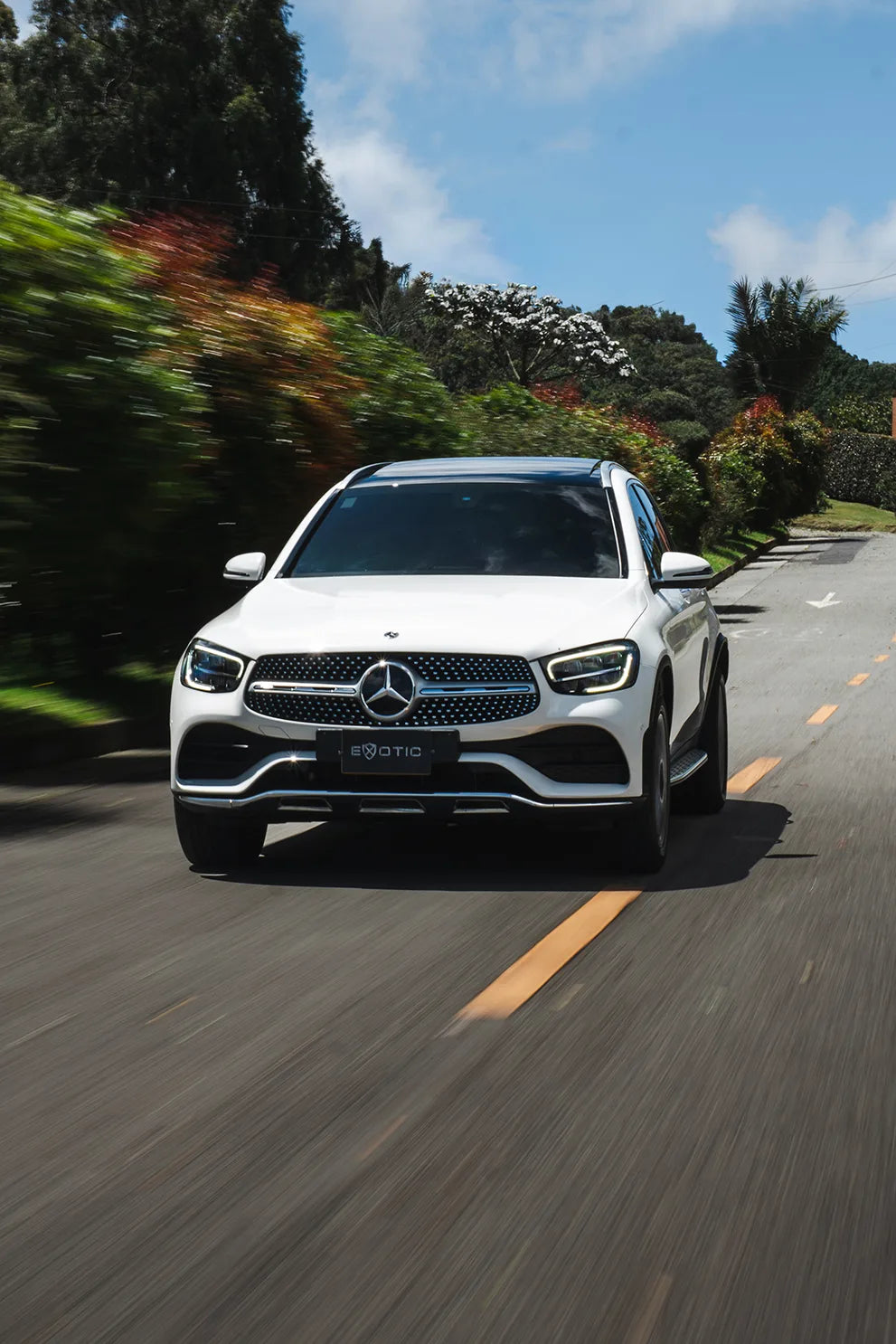 Alquiler de vehículos en Medellín - Mercedes-Benz GLC 300 Híbrida, de frente en movimiento