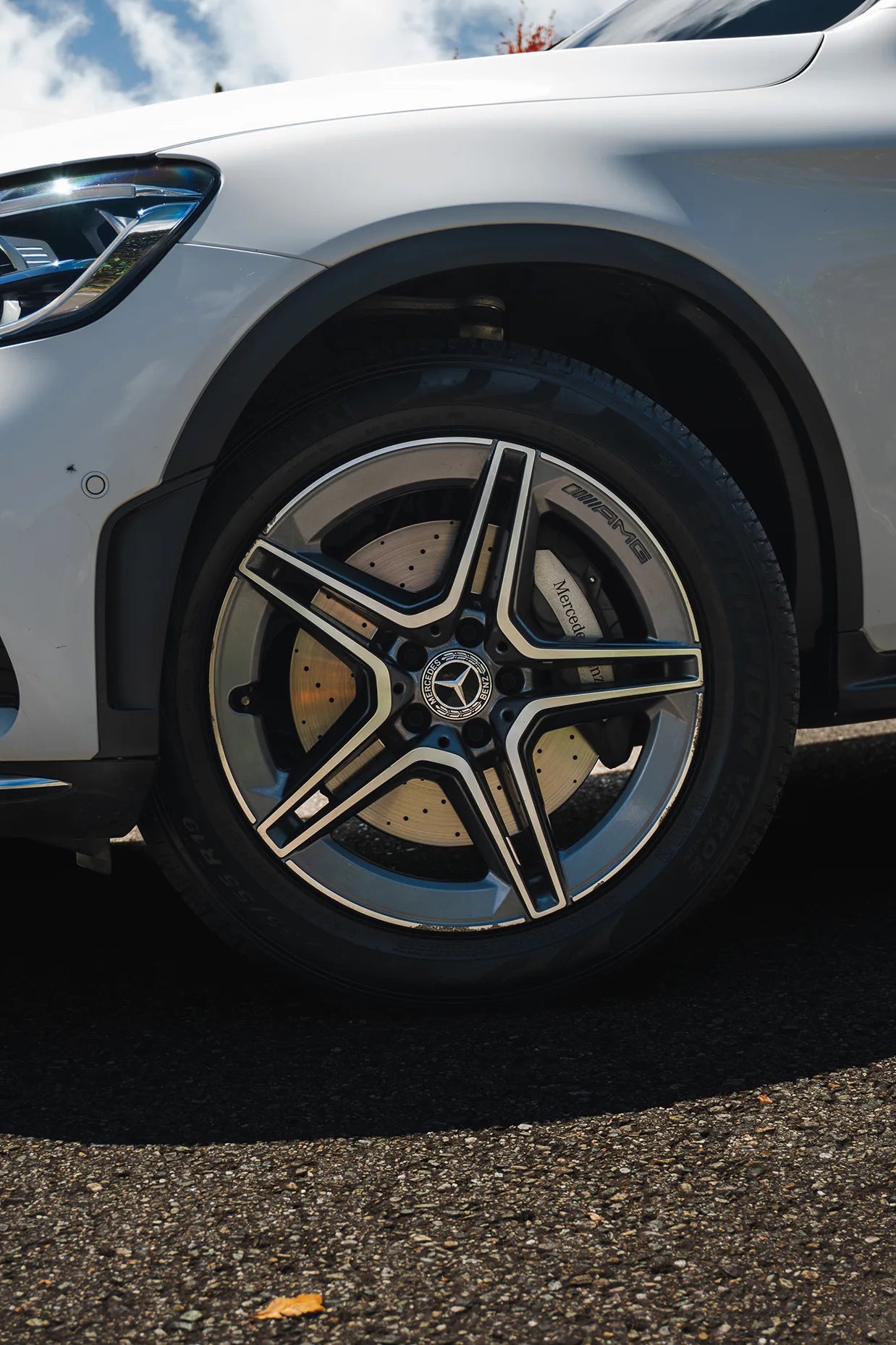 Alquiler de vehículos en Medellín - Mercedes-Benz GLC 300 Híbrida, vista lateral y llantas