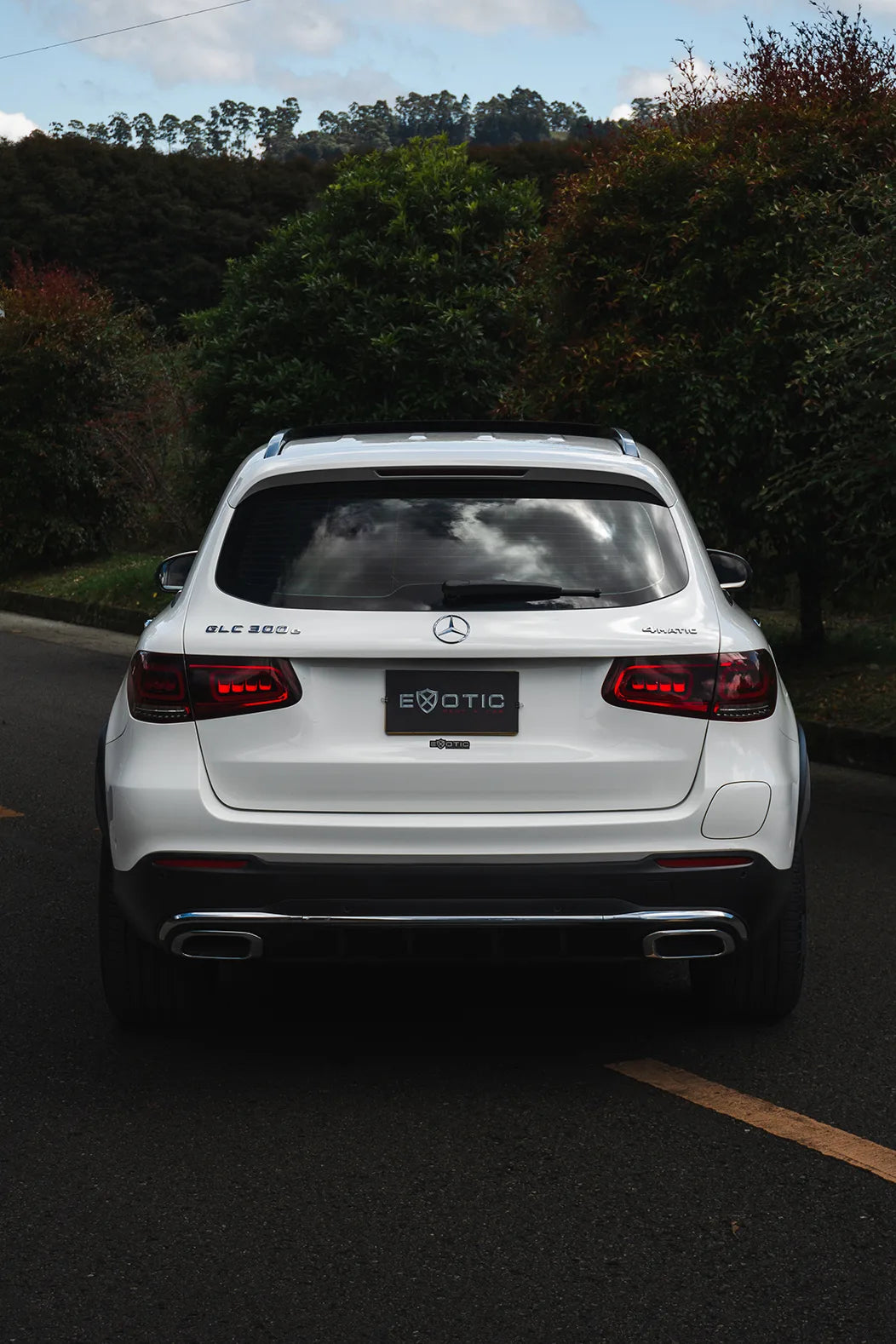 Alquiler de vehículos en Medellín - Mercedes-Benz GLC 300 Híbrida, vista trasera (2)