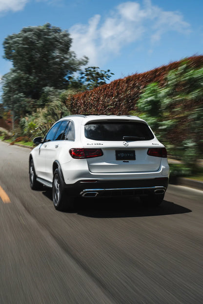 Alquiler de vehículos en Medellín - Mercedes-Benz GLC 300 Híbrida, vista trasera lateral