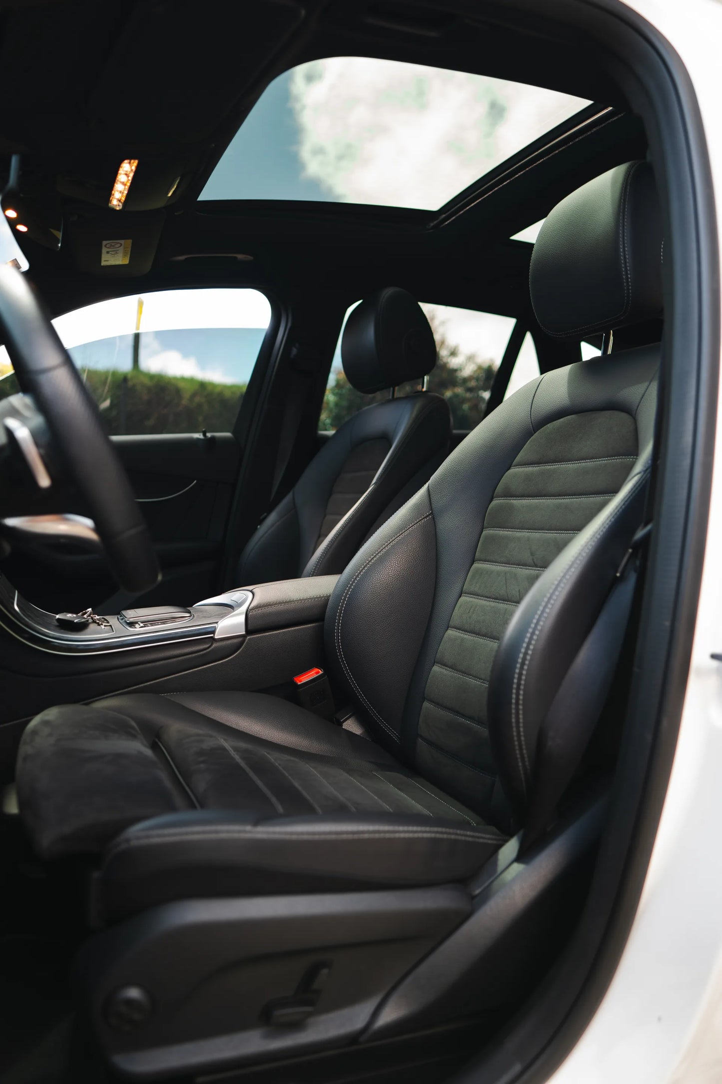 Alquiler de vehículos en Medellín - Mercedes-Benz GLC 300 Híbrida, interior y asientos (2)