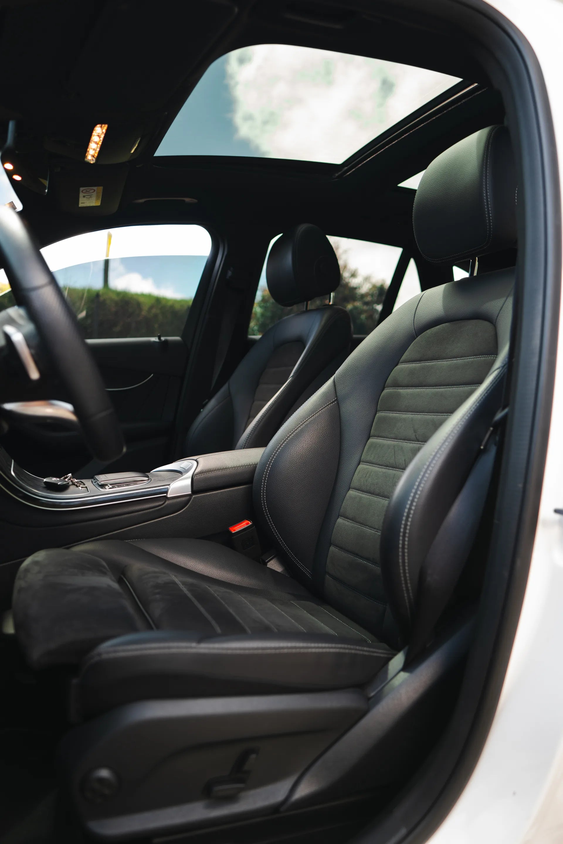 Alquiler de vehículos en Medellín - Mercedes-Benz GLC 300 Híbrida, interior y asientos (2)