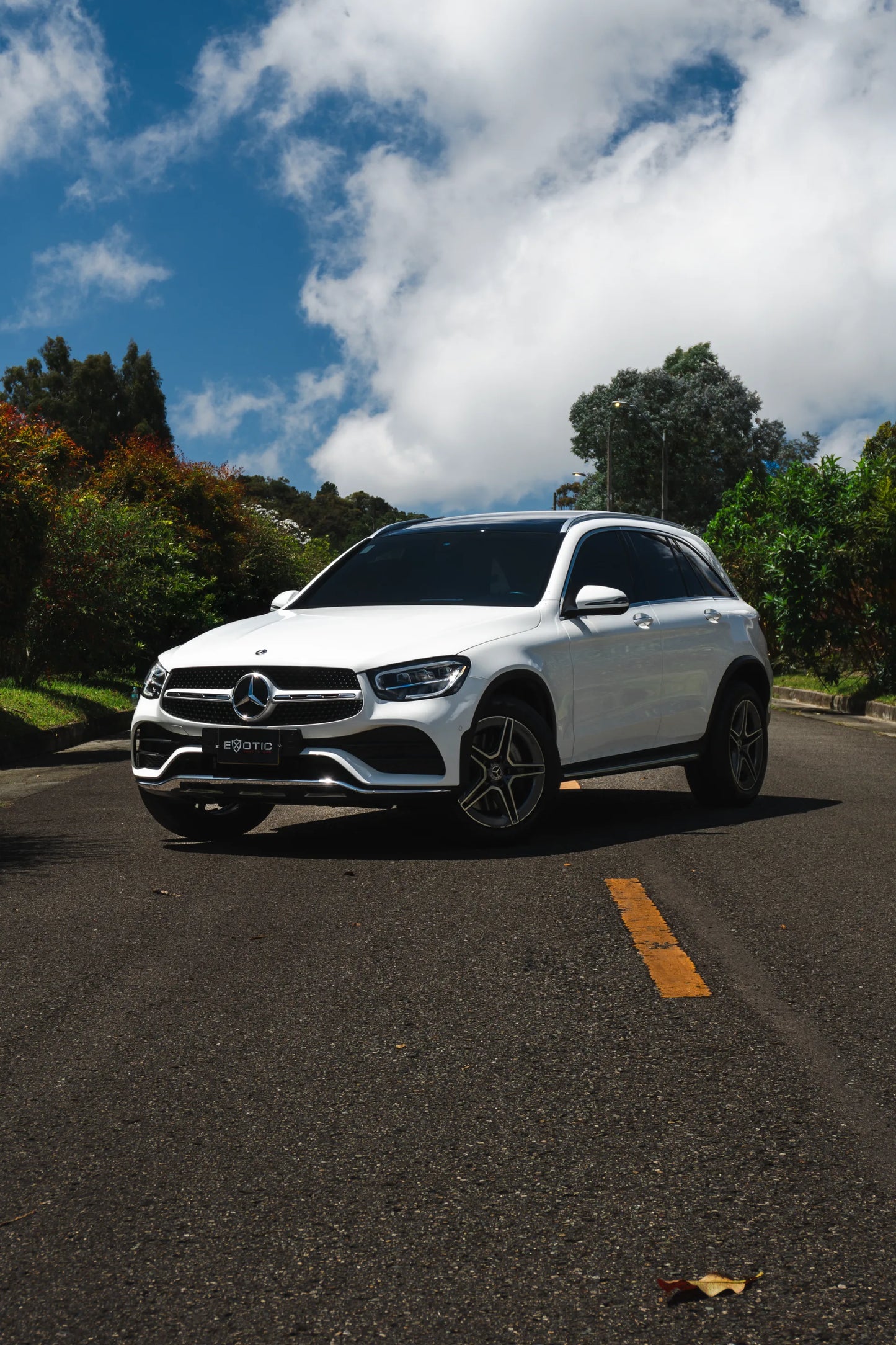 Alquiler de vehículos en Medellín - Mercedes-Benz GLC 300 Híbrida, vista tres cuartos frontal