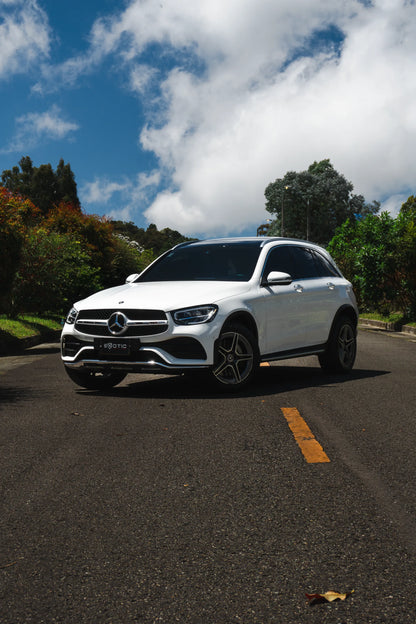 Alquiler de vehículos en Medellín - Mercedes-Benz GLC 300 Híbrida, vista tres cuartos frontal