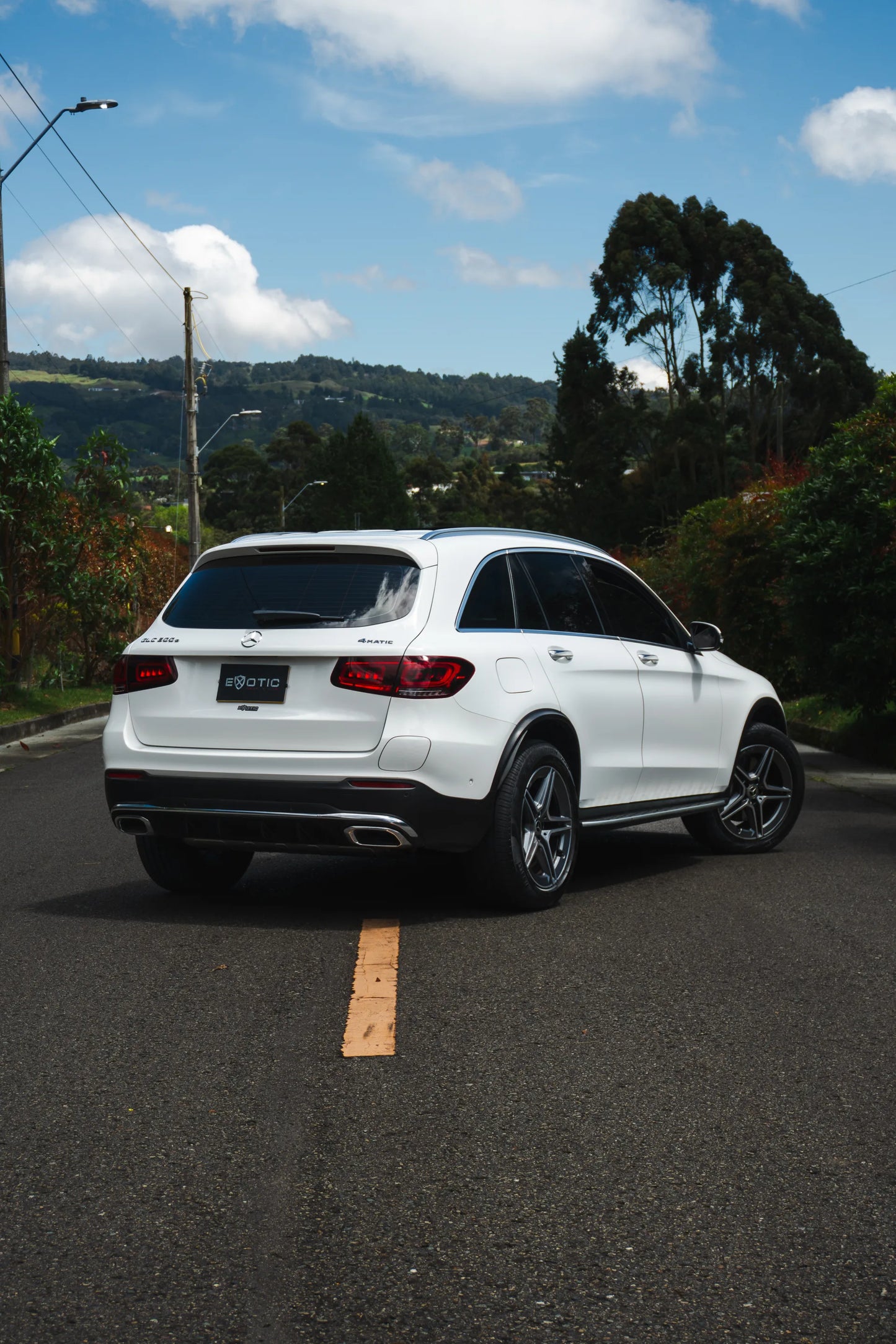 Alquiler de vehículos en Medellín - Mercedes-Benz GLC 300 Híbrida, vista tres cuartos trasero