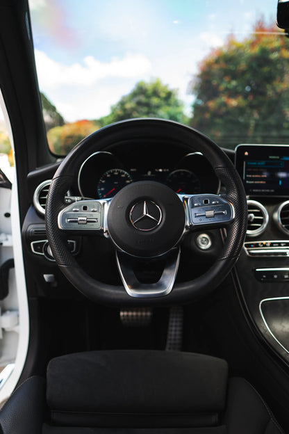Alquiler de vehículos en Medellín - Mercedes-Benz GLC 300 Híbrida, volante