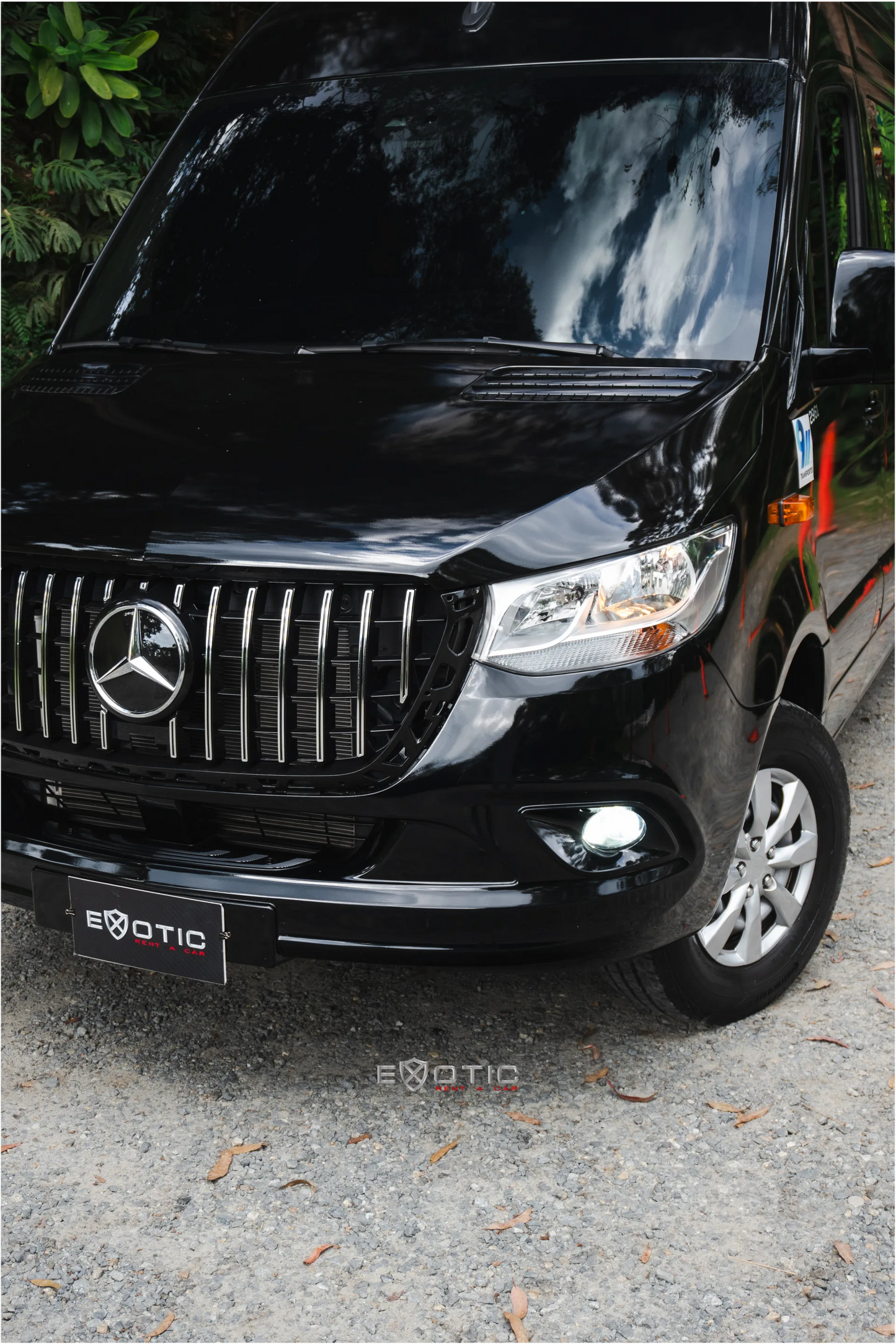Alquiler de vehículos en Medellín - Mercedes-Benz Sprinter, faro delantero