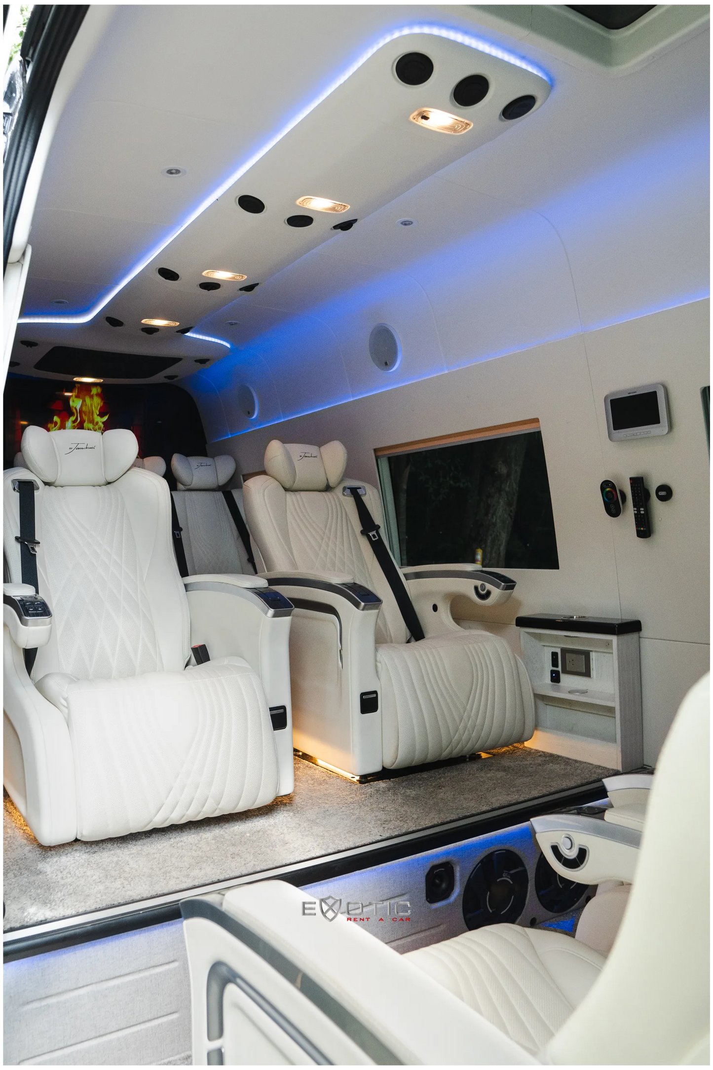 Alquiler de vehículos en Medellín - Mercedes-Benz Sprinter, interior y asientos (2)