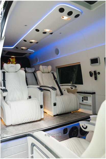 Alquiler de vehículos en Medellín - Mercedes-Benz Sprinter, interior y asientos (2)