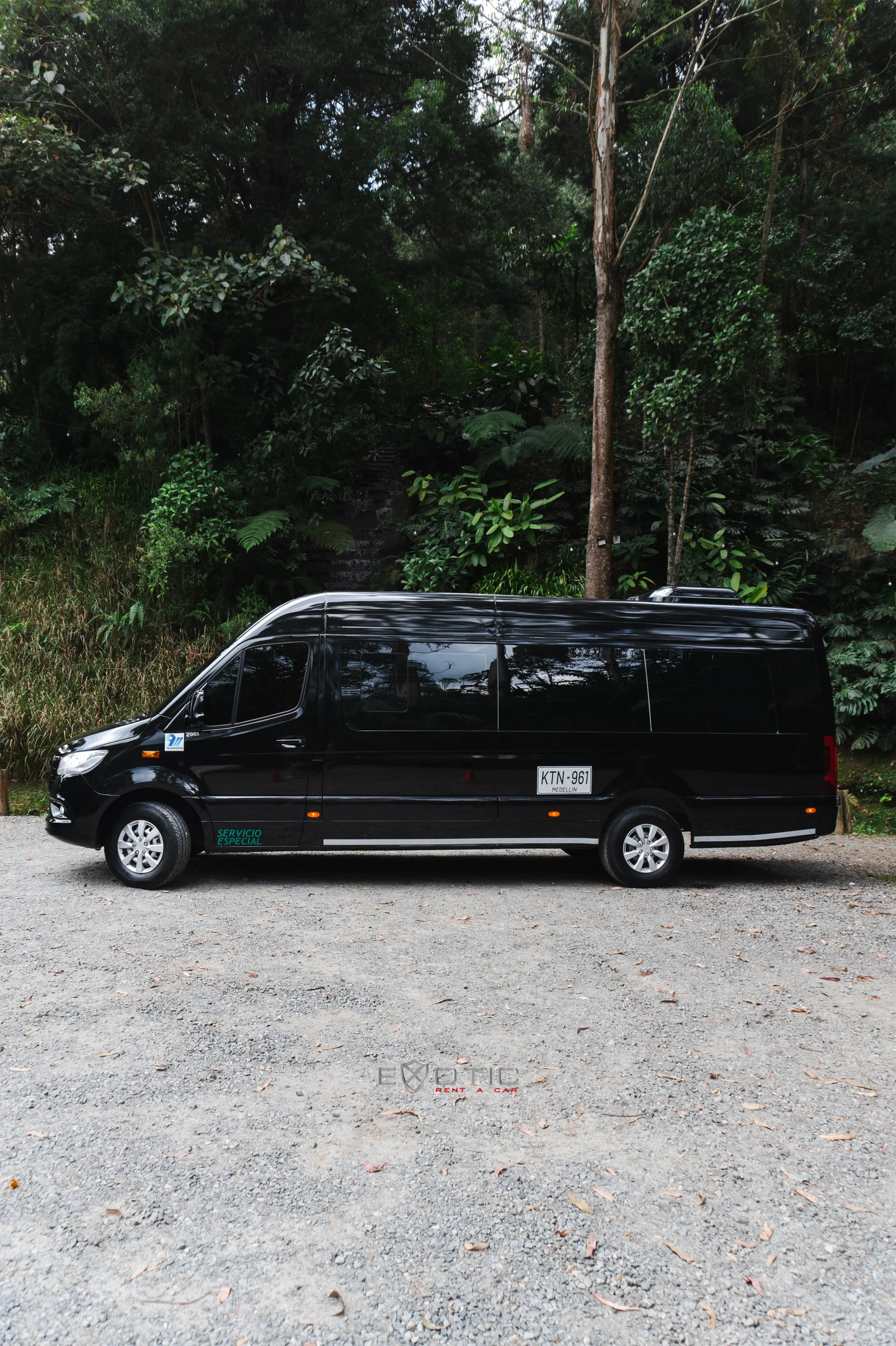 Alquiler de vehículos en Medellín - Mercedes-Benz Sprinter, lateral izquierdo