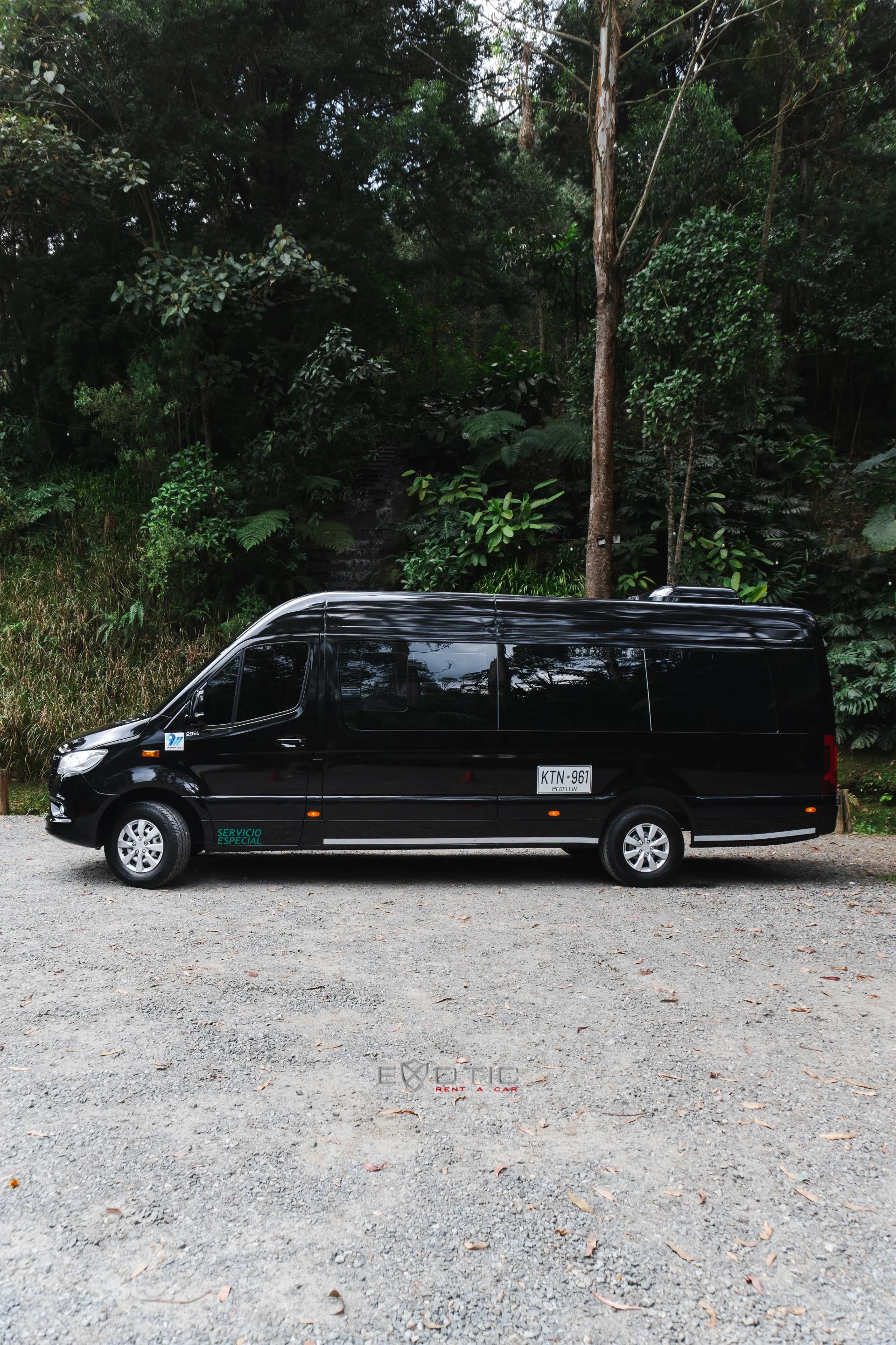 Alquiler de vehículos en Medellín - Mercedes-Benz Sprinter, lateral izquierdo