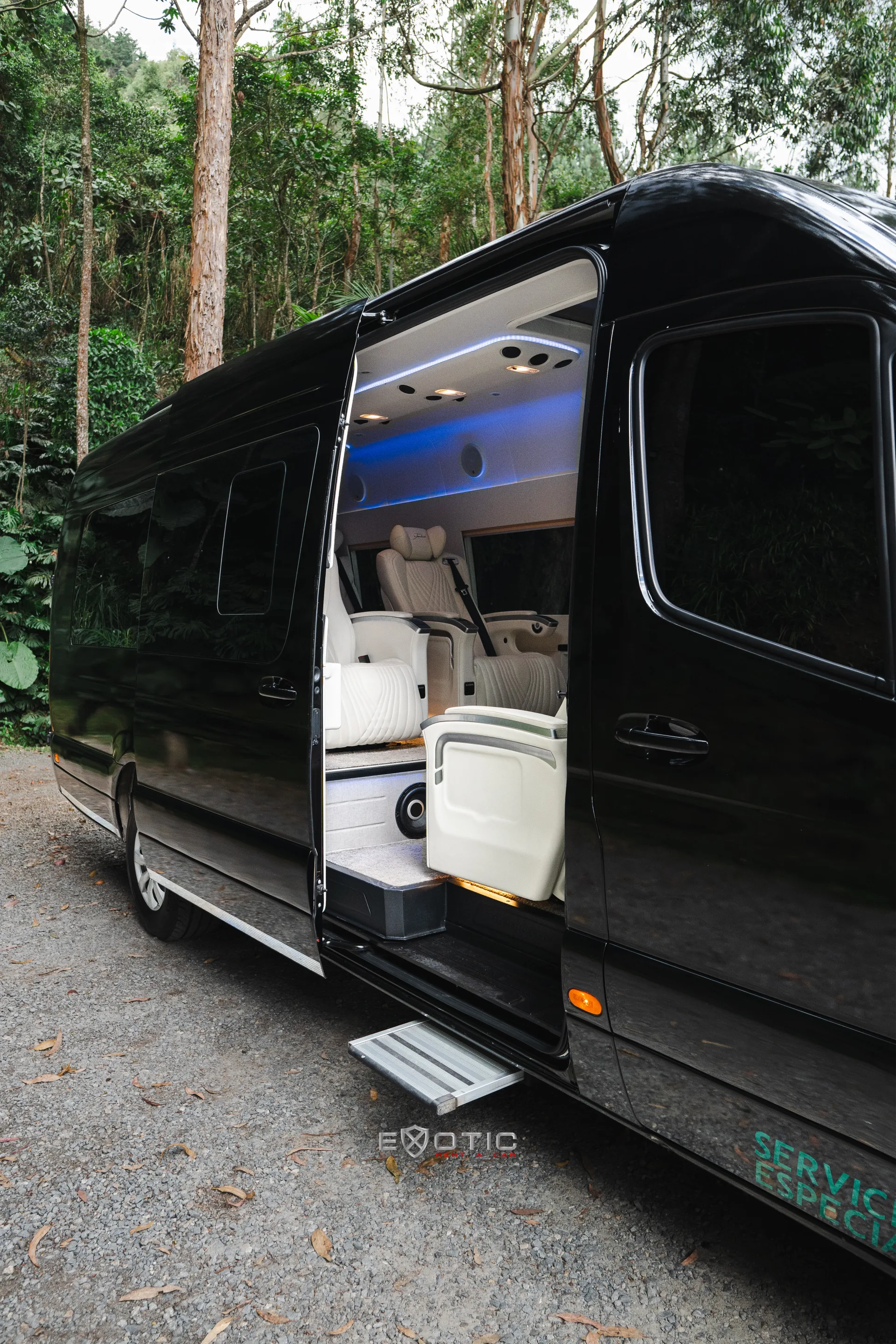 Alquiler de vehículos en Medellín - Mercedes-Benz Sprinter, puerta lateral