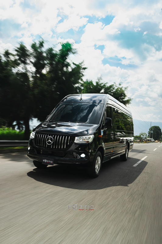 Alquiler de vehículos en Medellín - Mercedes-Benz Sprinter, vista tres cuartos frontal
