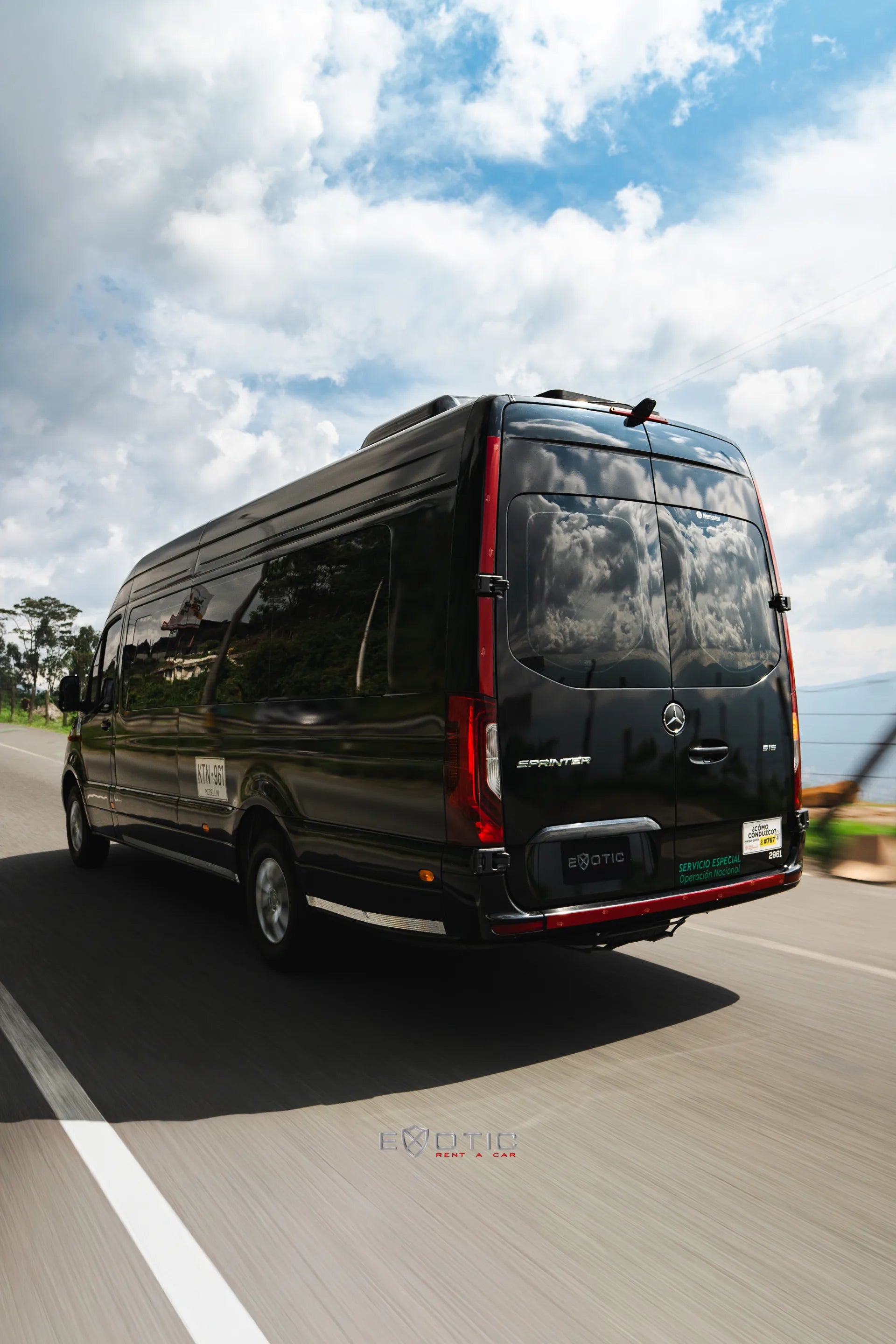 Alquiler de vehículos en Medellín - Mercedes-Benz Sprinter, vista tres cuartos trasero