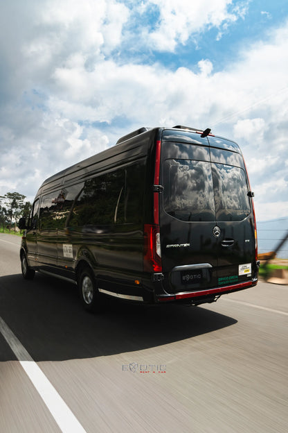 Alquiler de vehículos en Medellín - Mercedes-Benz Sprinter, vista tres cuartos trasero