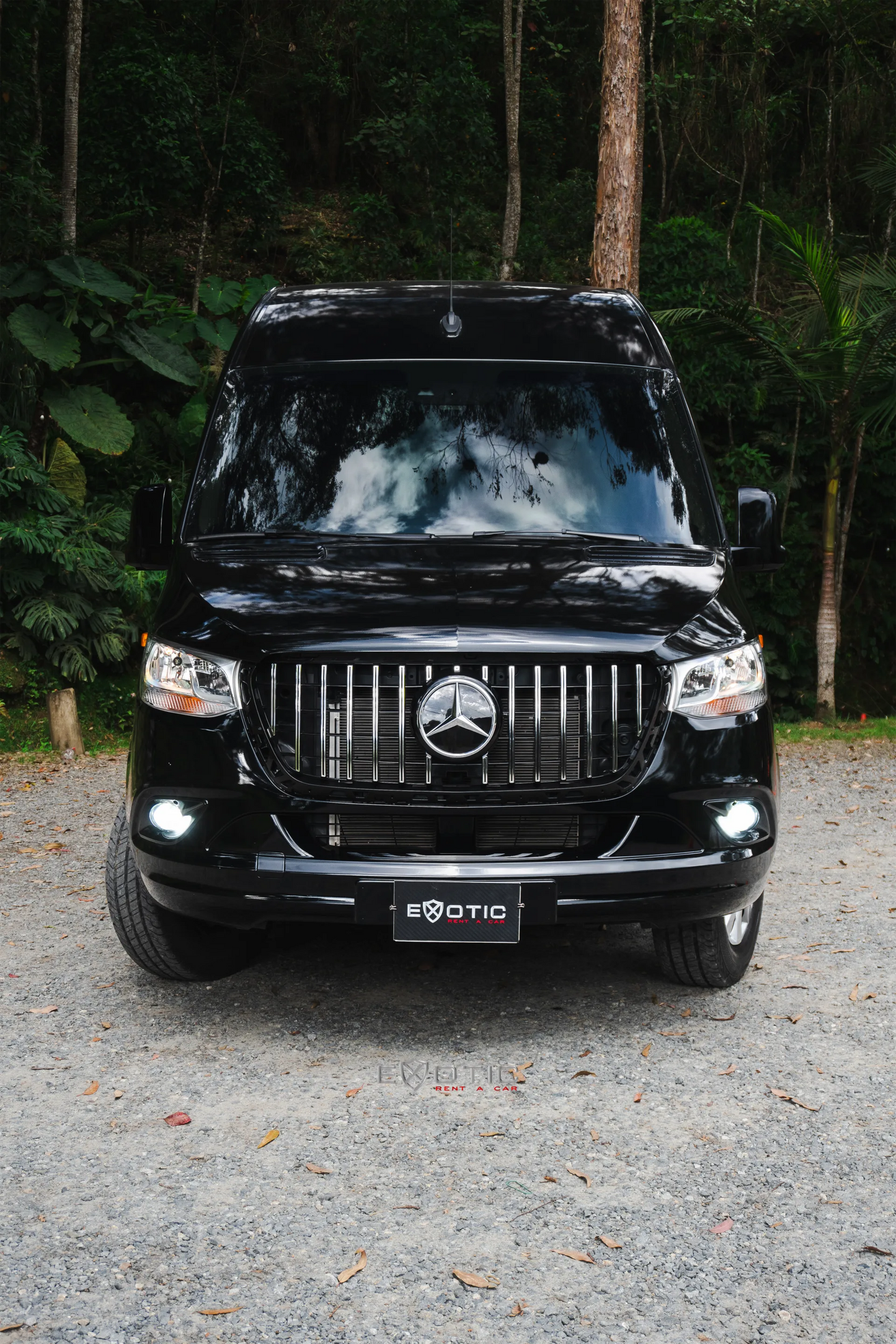 Alquiler de vehículos en Medellín - Mercedes-Benz Sprinter, vista frontal