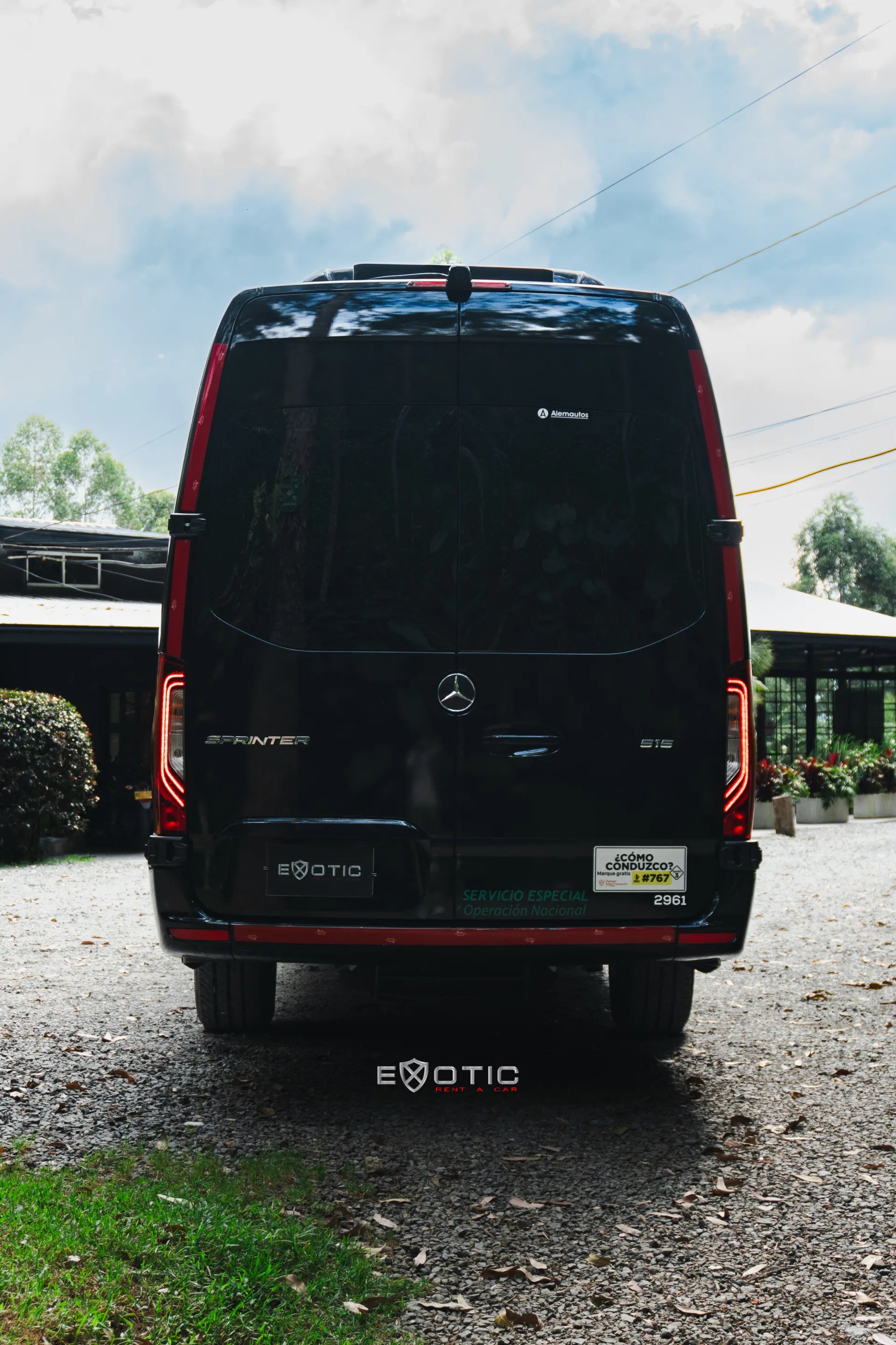 Alquiler de vehículos en Medellín - Mercedes-Benz Sprinter, vista trasera