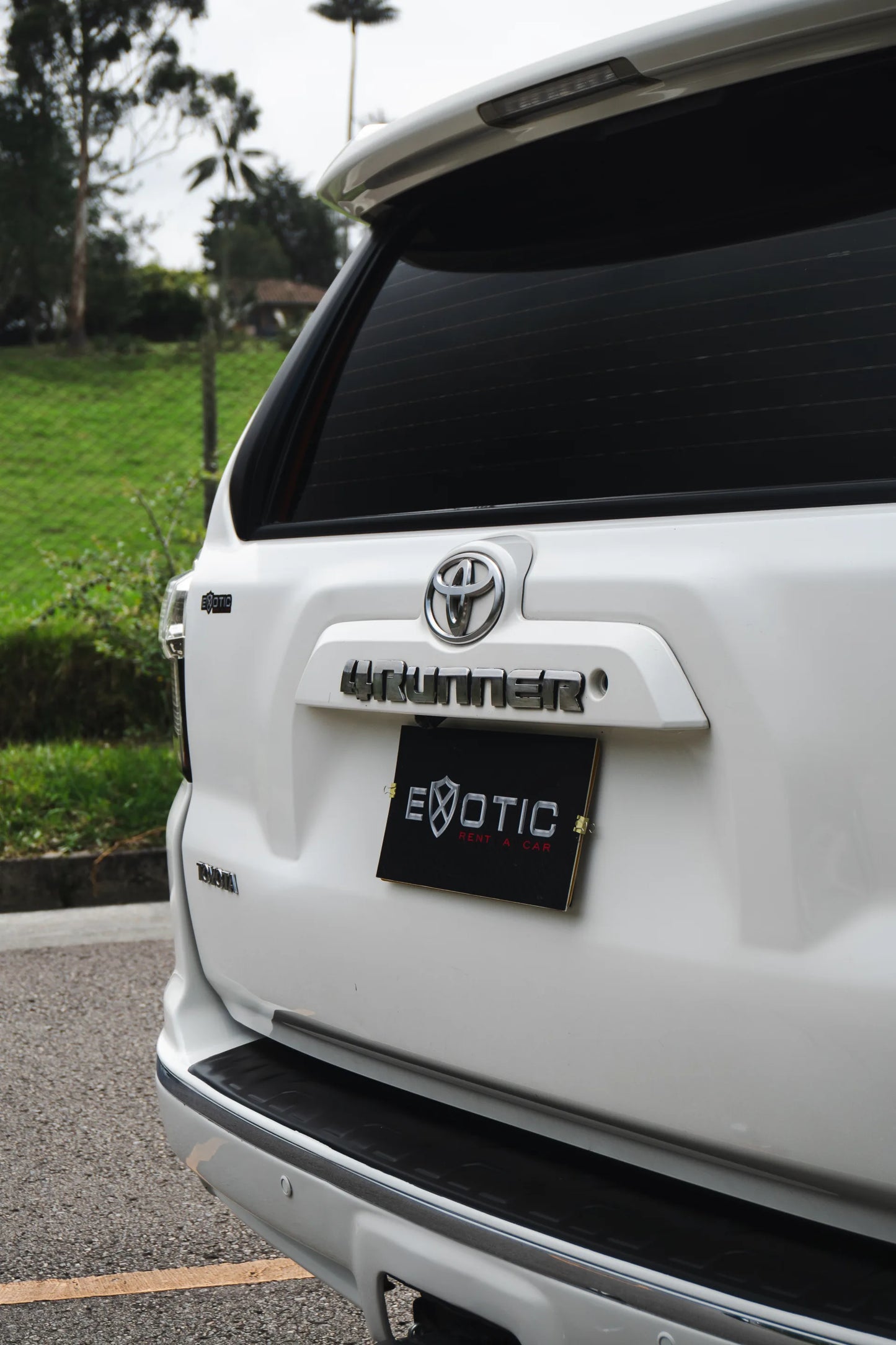 Alquiler de vehículos en Medellín - Toyota 4Runner SR5, logo y emblema