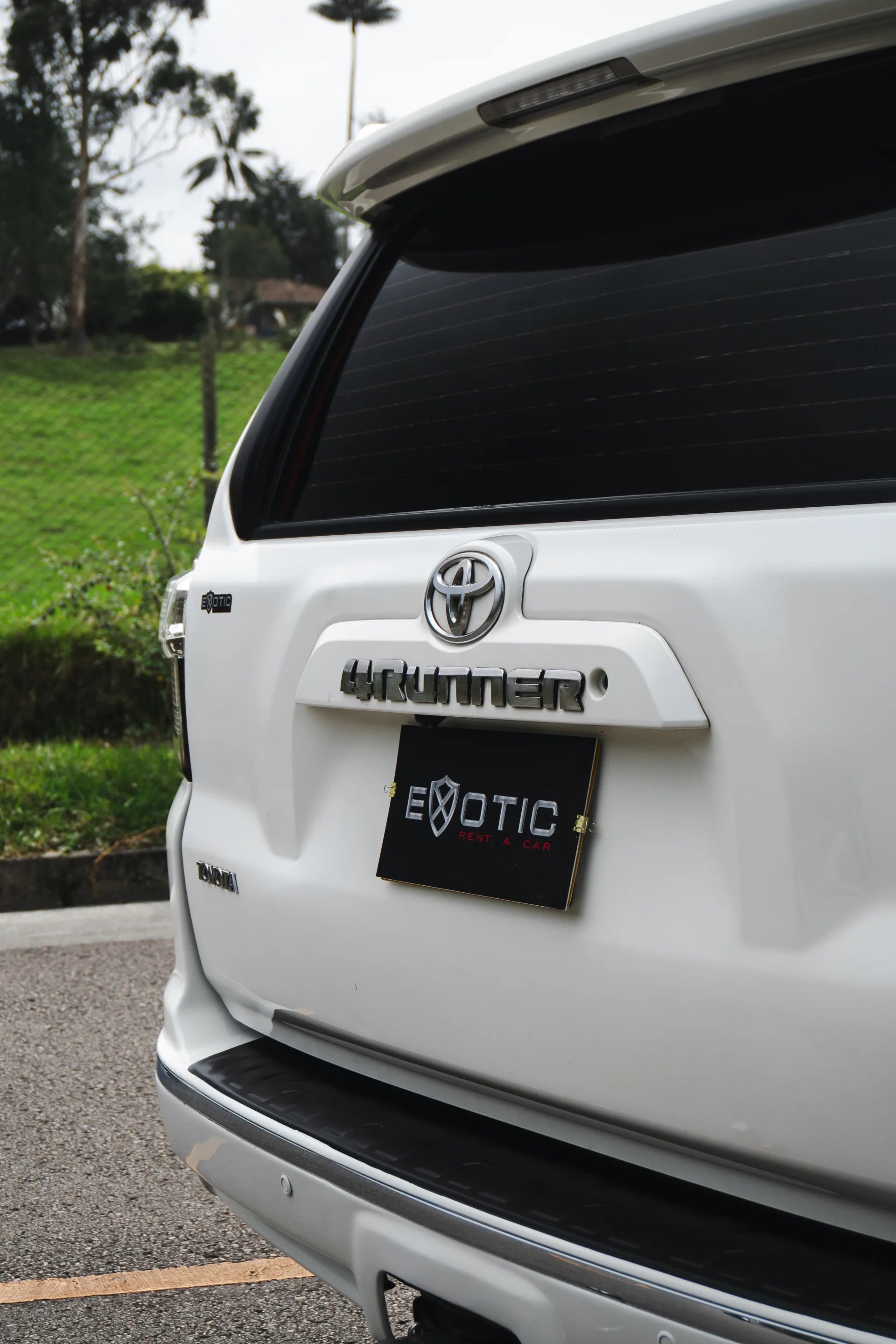 Alquiler de vehículos en Medellín - Toyota 4Runner SR5, logo y emblema