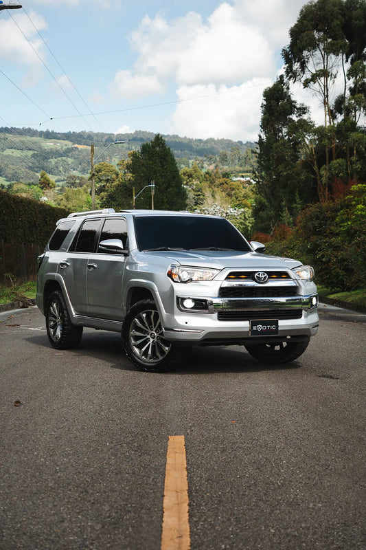 Alquiler de vehículos en Medellín - Toyota 4Runner Limited, vista frontal lateral (2)