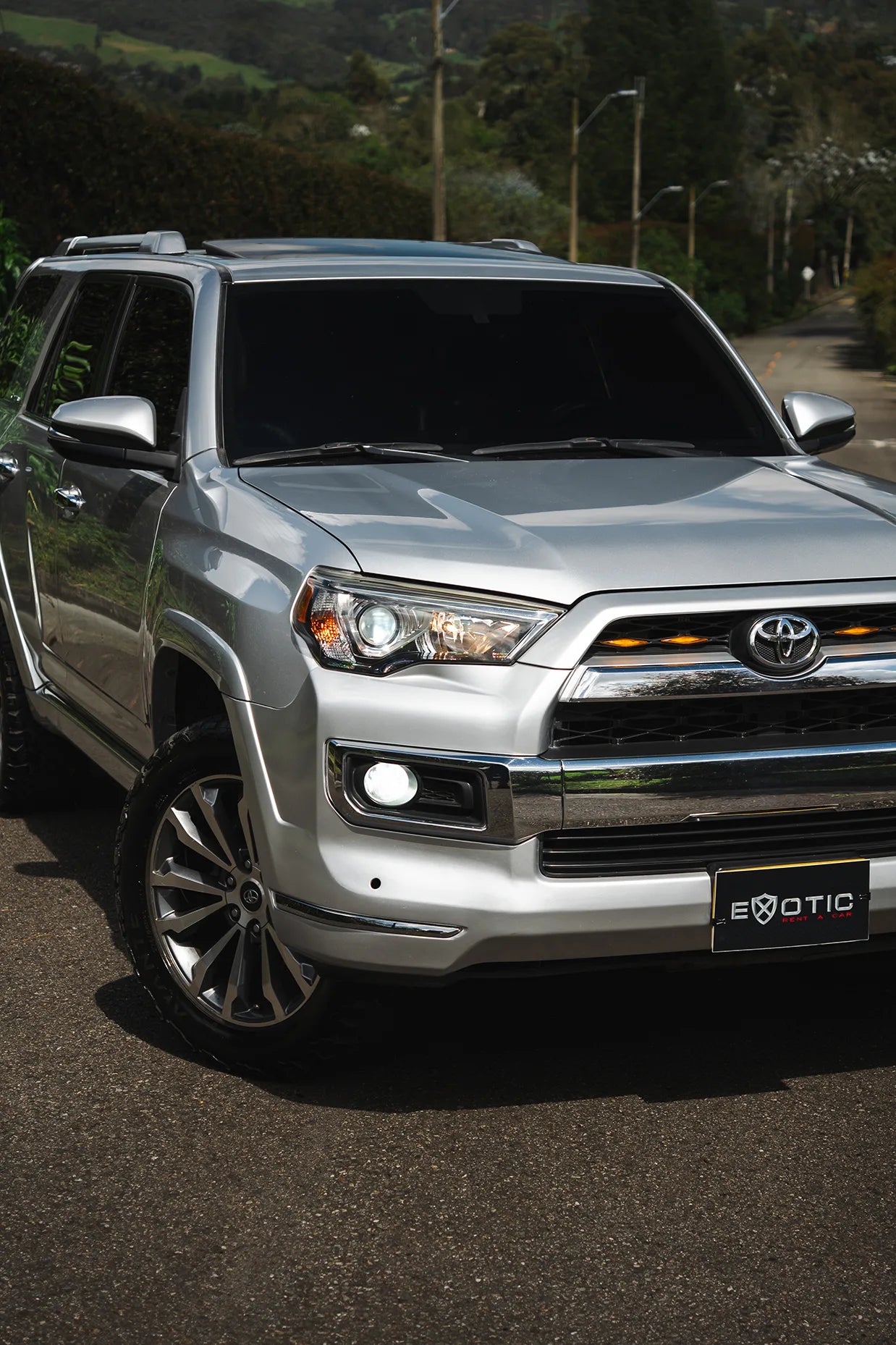 Alquiler de vehículos en Medellín - Toyota 4Runner Limited, vista frontal lateral (3)