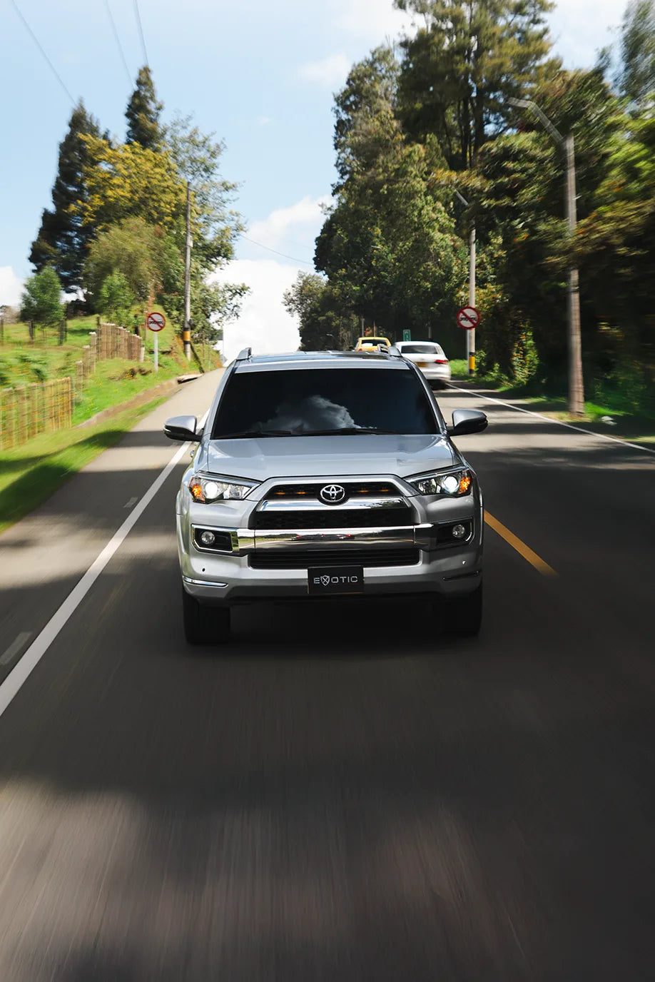 Alquiler de vehículos en Medellín - Toyota 4Runner Limited, de frente en movimiento (2)