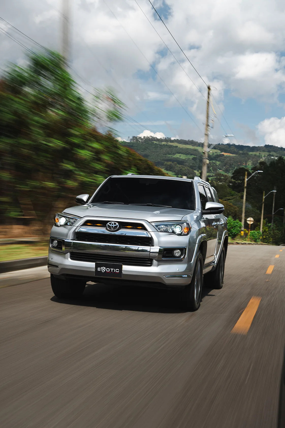 Alquiler de vehículos en Medellín - Toyota 4Runner Limited, de frente en movimiento