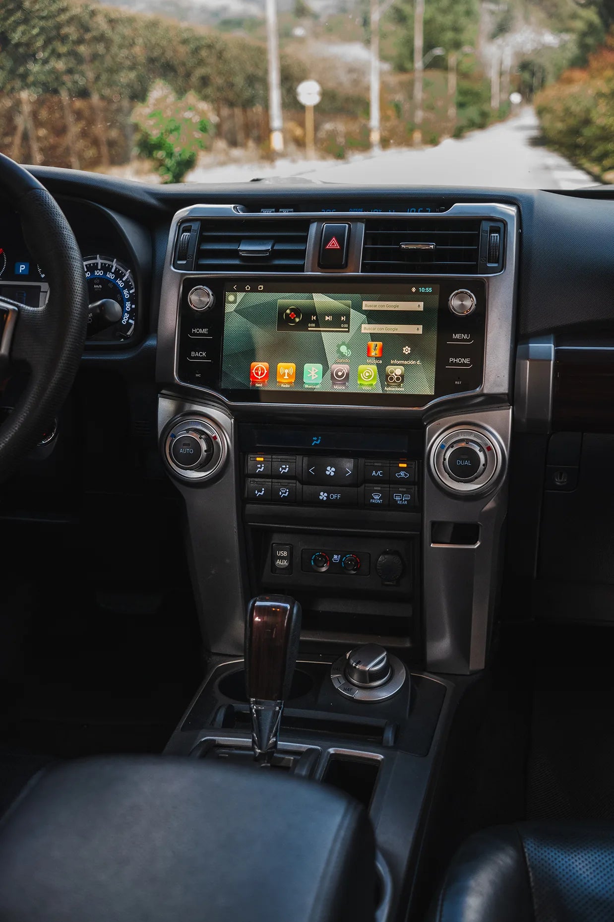 Alquiler de vehículos en Medellín - Toyota 4Runner Limited, pantalla de infoentretenimiento