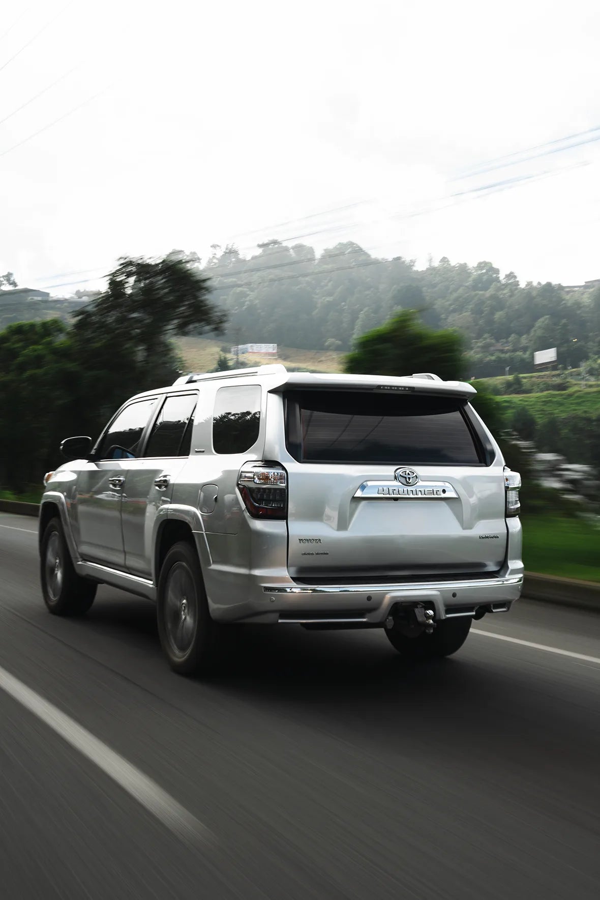 Alquiler de vehículos en Medellín - Toyota 4Runner Limited, vista trasera lateral