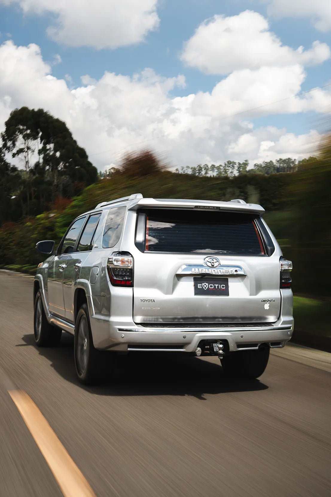Alquiler de vehículos en Medellín - Toyota 4Runner Limited, vista trasera en movimiento