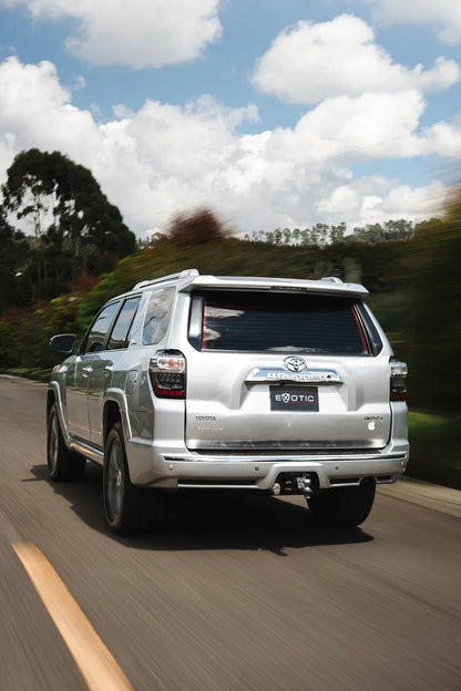 Alquiler de vehículos en Medellín - Toyota 4Runner Limited, vista trasera en movimiento