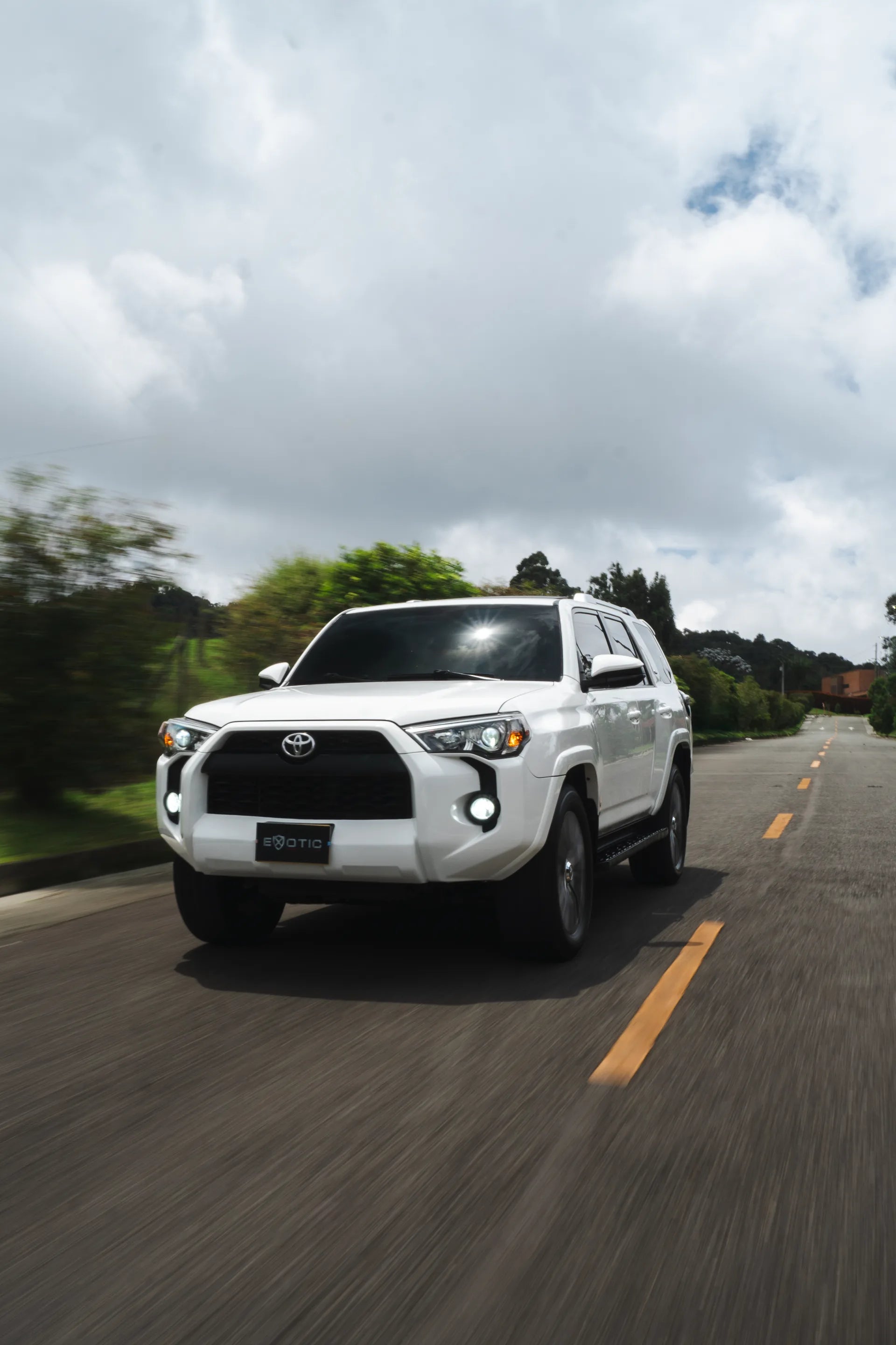 Alquiler de vehículos en Medellín - Toyota 4Runner SR5, vista tres cuartos frontal (2)