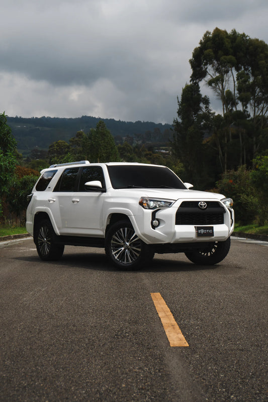 Alquiler de vehículos en Medellín - Toyota 4Runner SR5, vista tres cuartos frontal