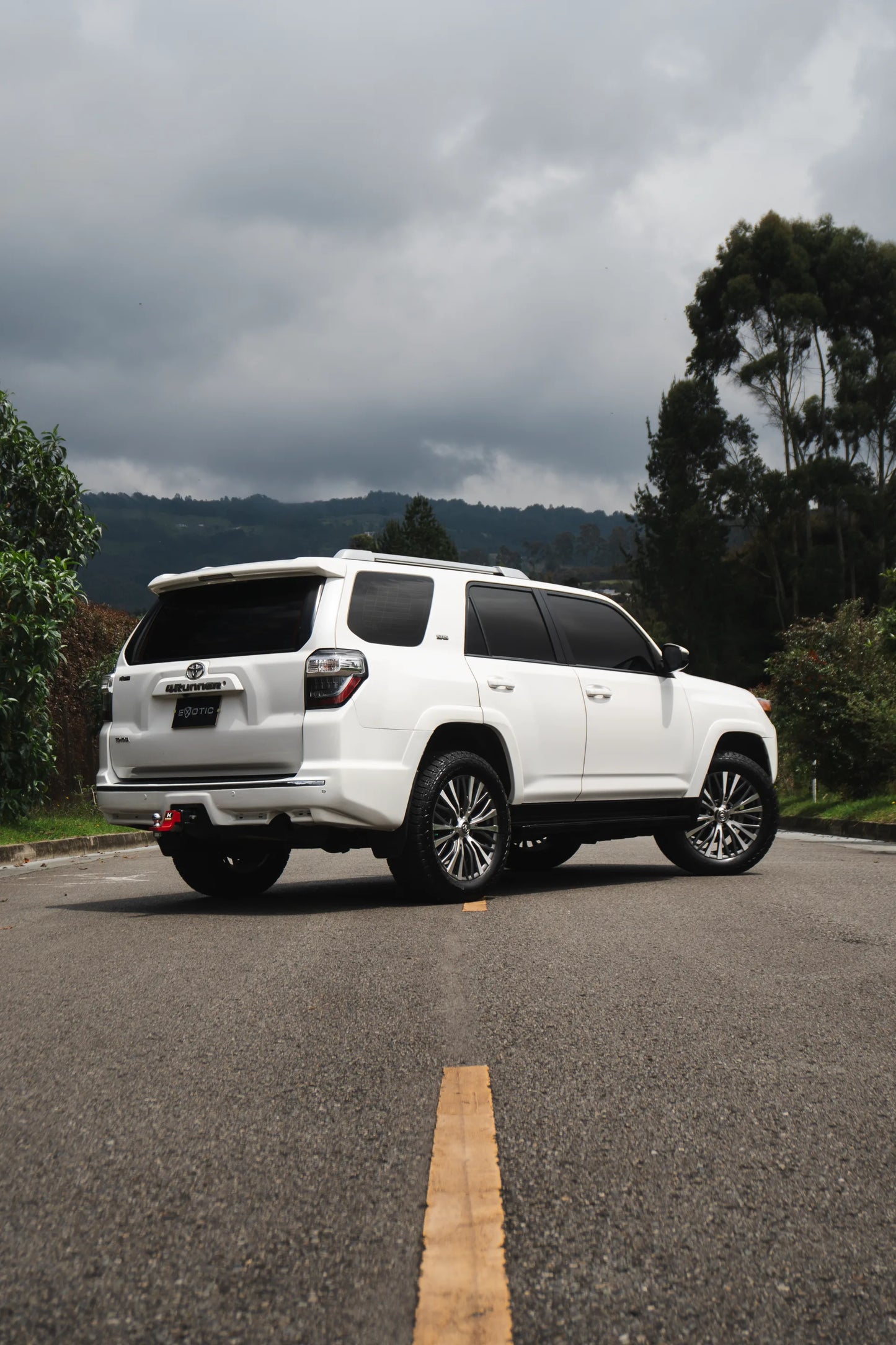 Alquiler de vehículos en Medellín - Toyota 4Runner SR5, vista tres cuartos trasero