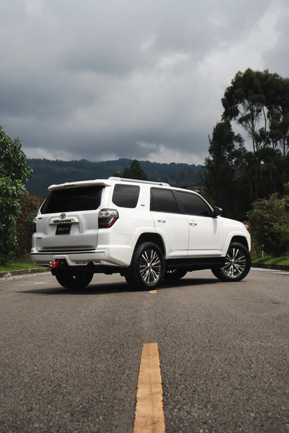Alquiler de vehículos en Medellín - Toyota 4Runner SR5, vista tres cuartos trasero