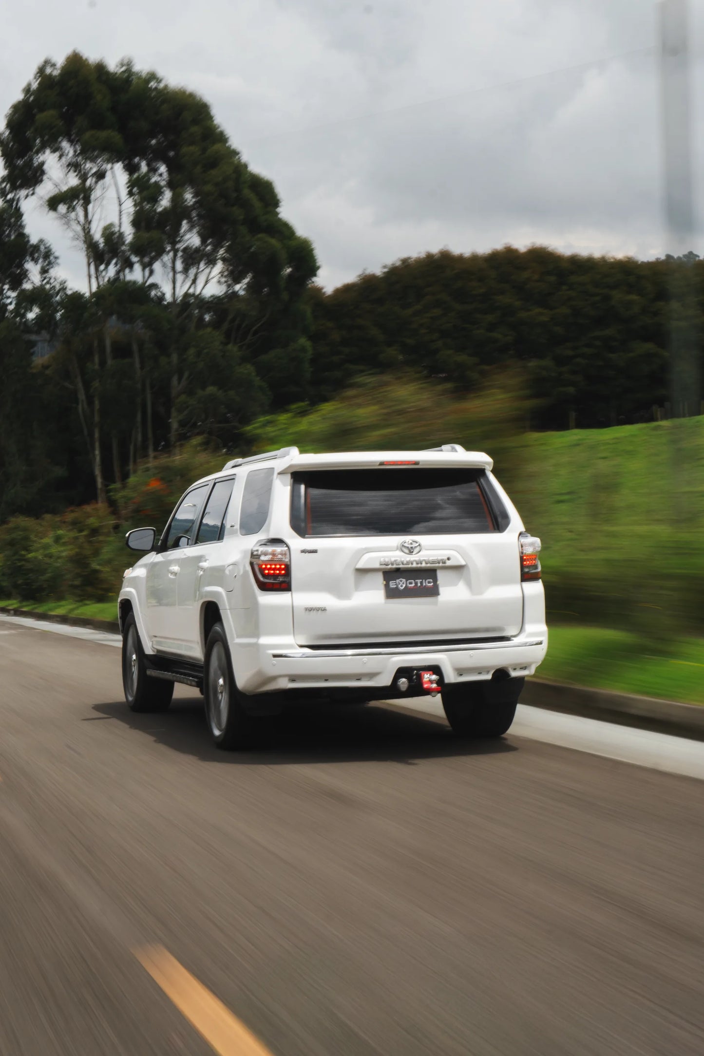 Alquiler de vehículos en Medellín - Toyota 4Runner SR5, vista trasera (2)