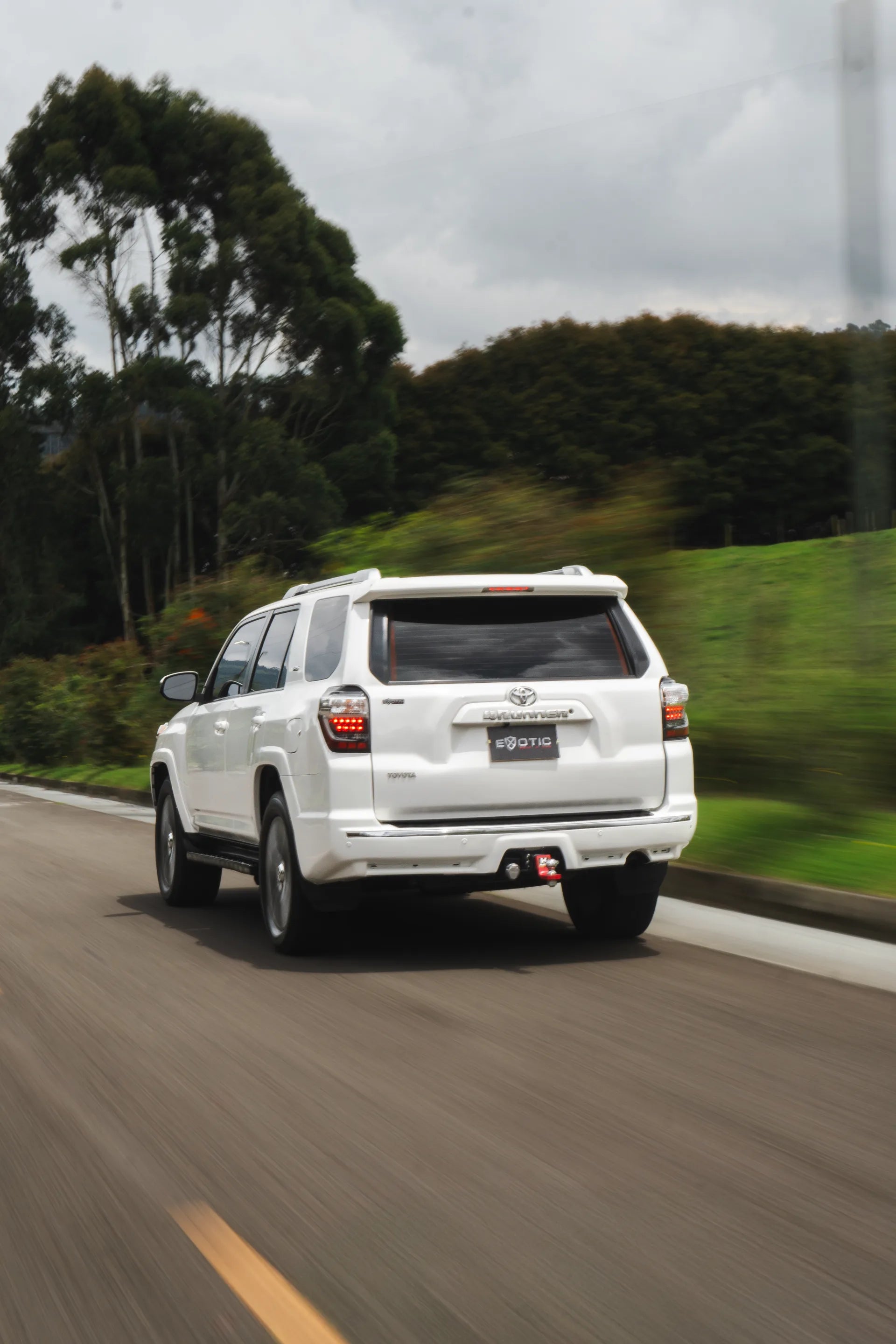 Alquiler de vehículos en Medellín - Toyota 4Runner SR5, vista trasera (2)