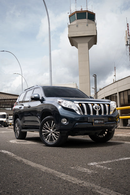 Alquiler de vehículos en Medellín - Toyota Prado TXL, vista tres cuartos frontal (3)