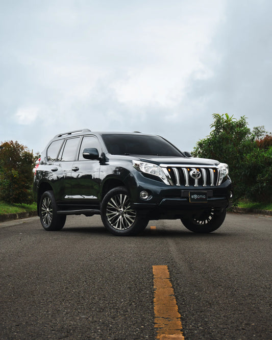 Alquiler de vehículos en Medellín - Toyota Prado TXL, vista tres cuartos frontal (5)
