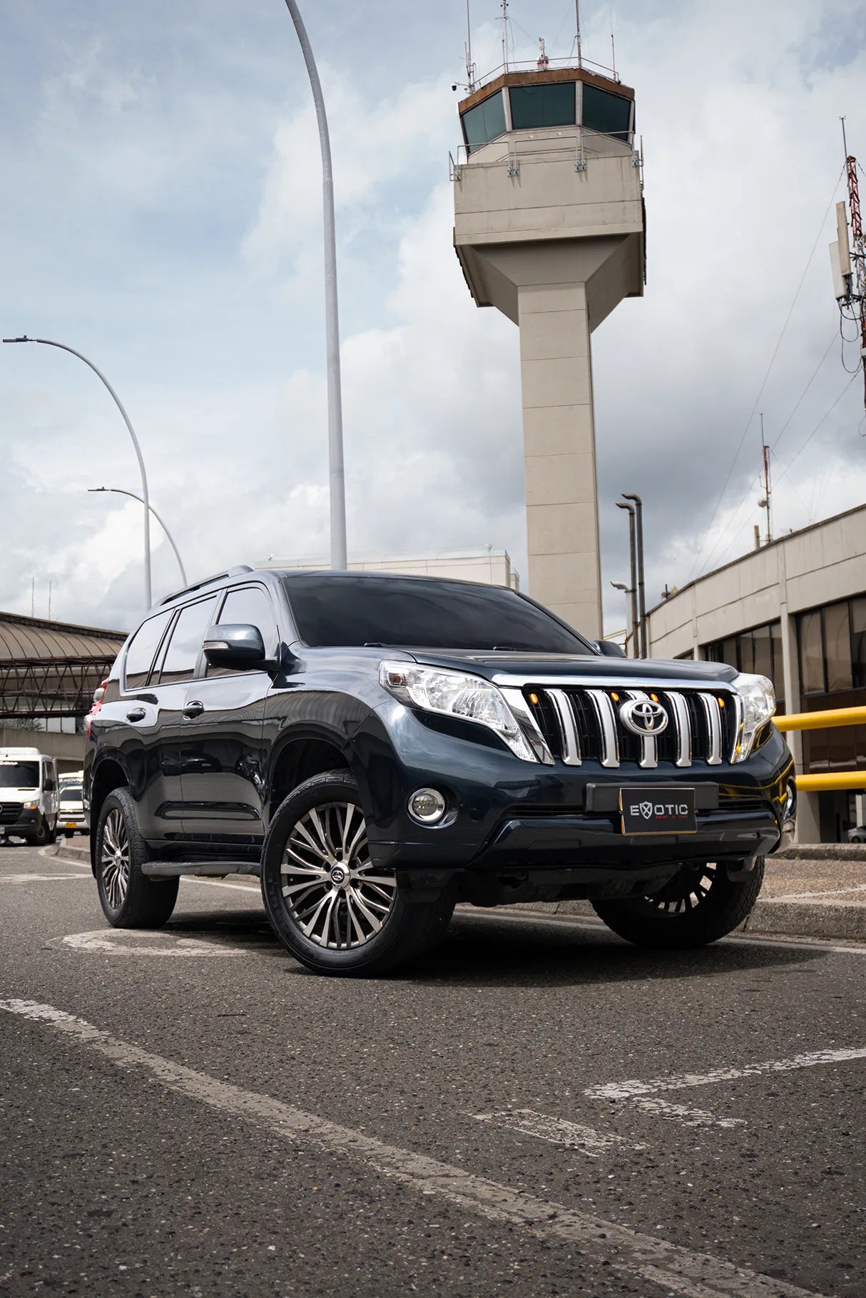Alquiler de vehículos en Medellín - Toyota Prado TXL, vista frontal lateral (2)