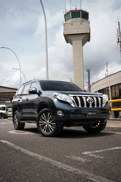 Alquiler de vehículos en Medellín - Toyota Prado TXL, vista frontal lateral (2)
