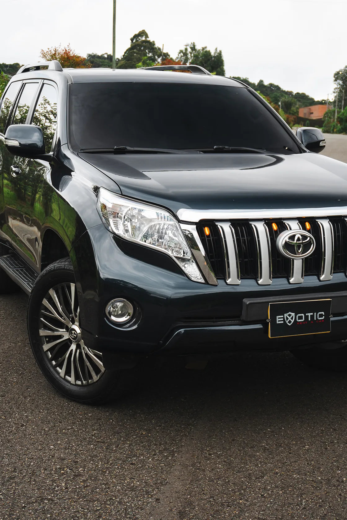 Alquiler de vehículos en Medellín - Toyota Prado TXL, vista frontal lateral